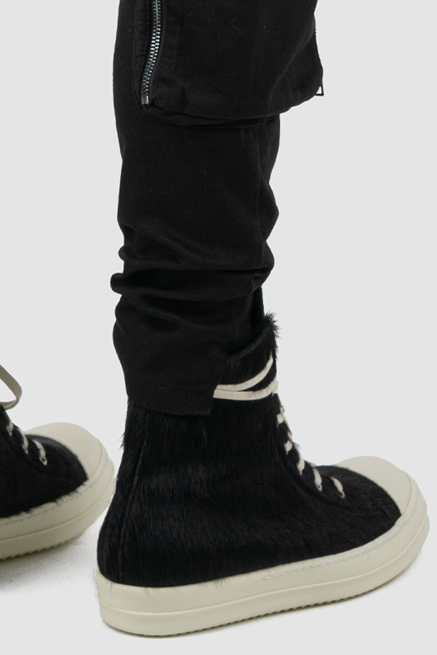 La Haine Inside Us - hem detail view of black cargo trousers with zipper for men from the FW24 collection made of warm dyed cotton.