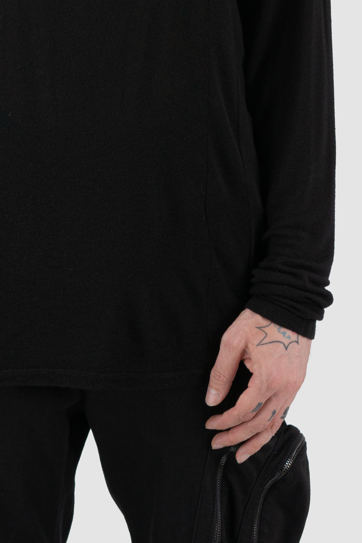 La Haine Inside Us - front detail view of black thin wool and viscose blend sweater for men from the FW24 collection with extra-long sleeves, a round neckline and a light and soft feel.
