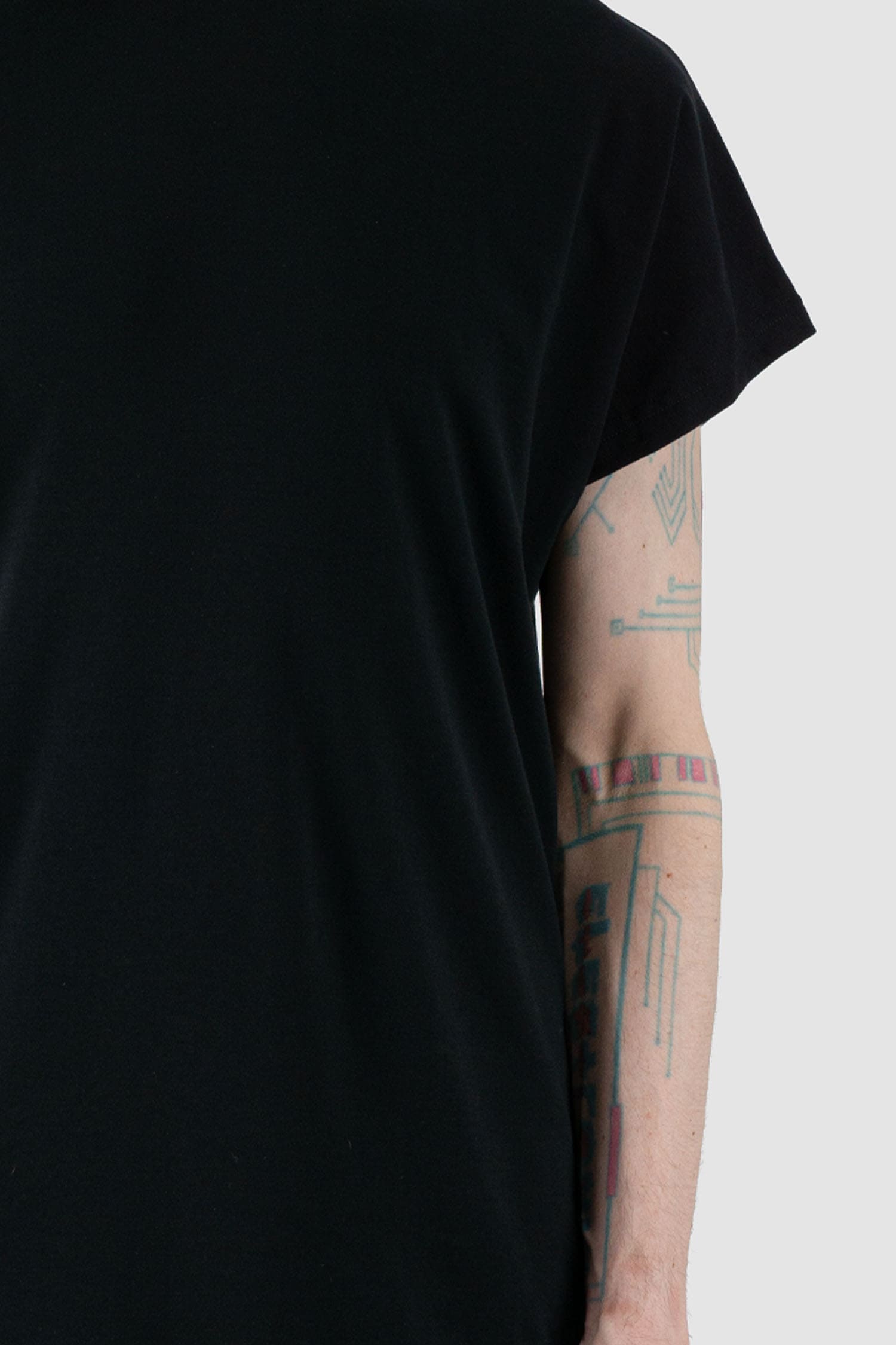 Obectra Studio - detail view of Black Cotton Mint T-shirt with raglan shoulders, round neck detail, regular fit, Permanent Collection.