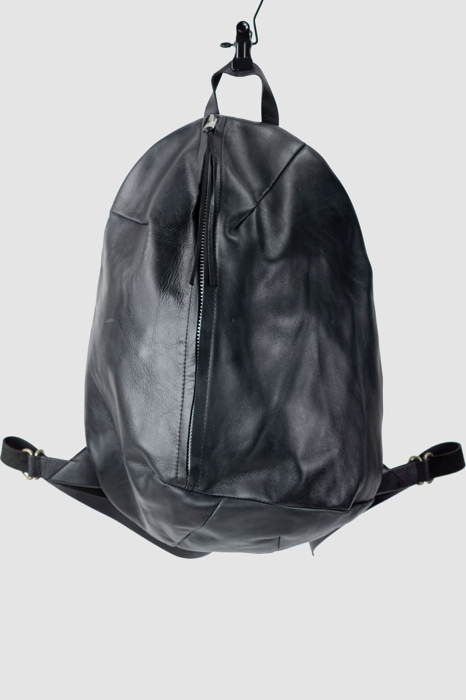 Werkschwarz - front view of the black Polished Cow Leather Backpack Werk 1P.