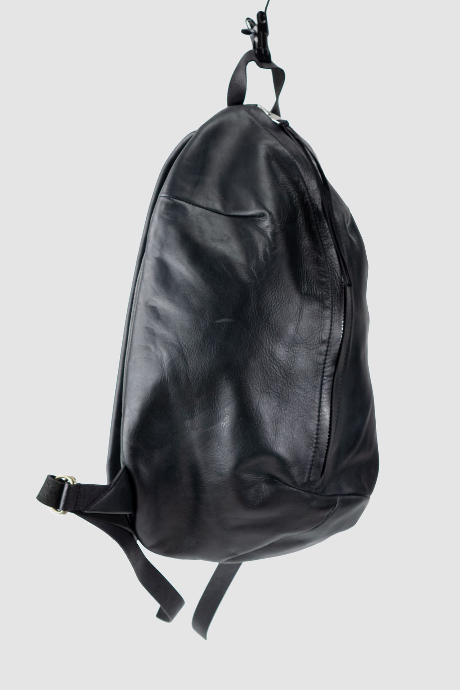 Werkschwarz - side left view of the black Polished Cow Leather Backpack Werk 1P.