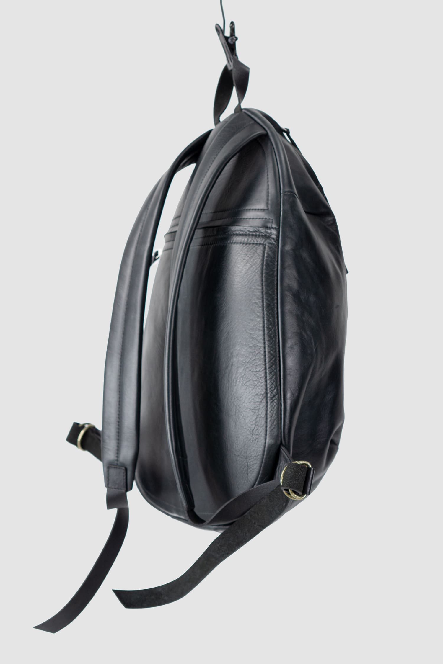 Werkschwarz - back side view of the black Polished Cow Leather Backpack Werk 1P.