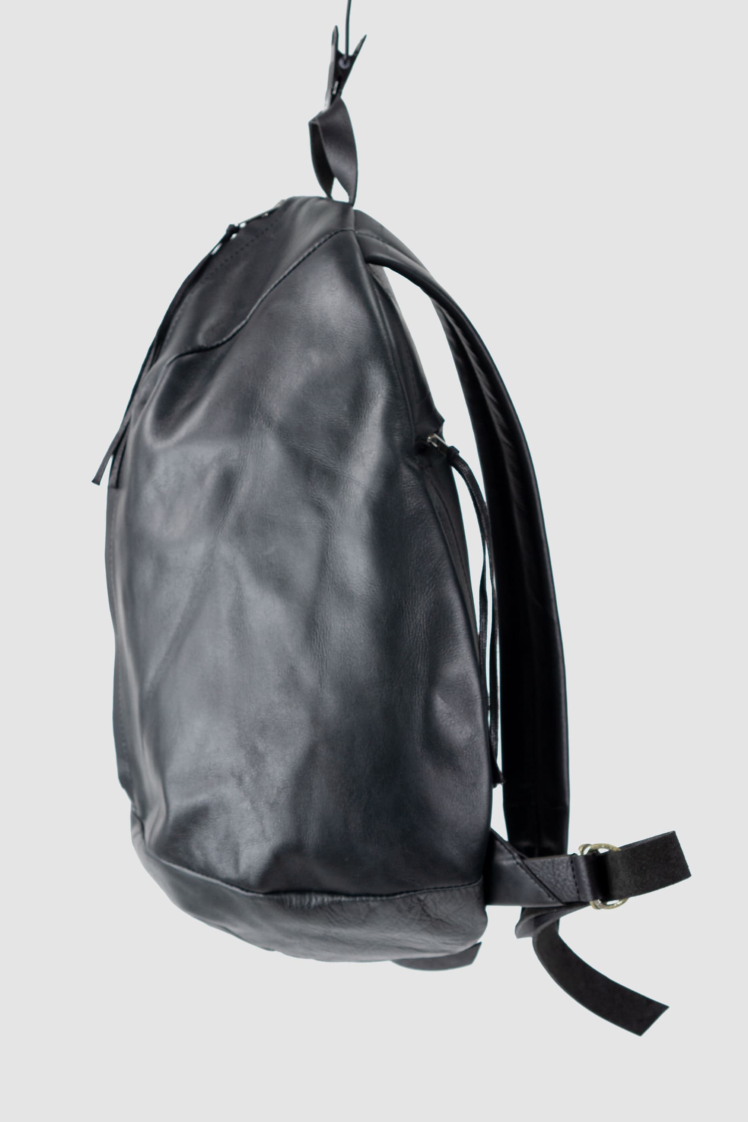 Werkschwarz - right view of the black Polished Cow Leather Backpack Werk 1P.
