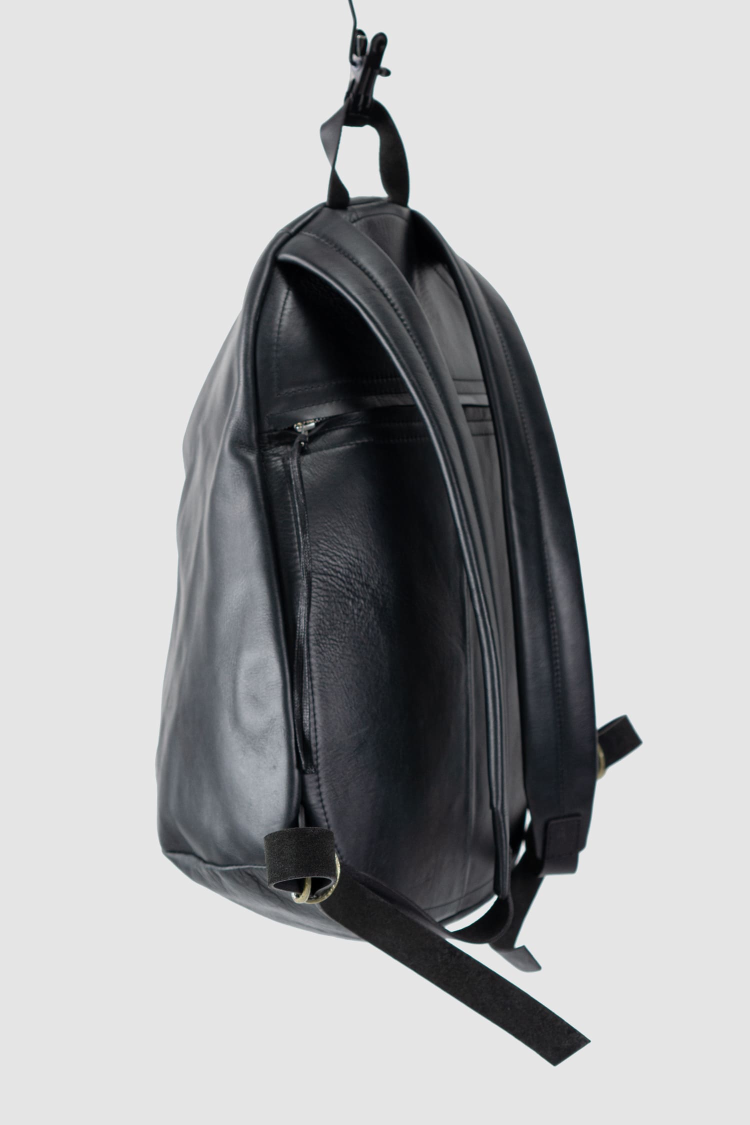 Werkschwarz - back right view of the black Polished Cow Leather Backpack Werk 1P.