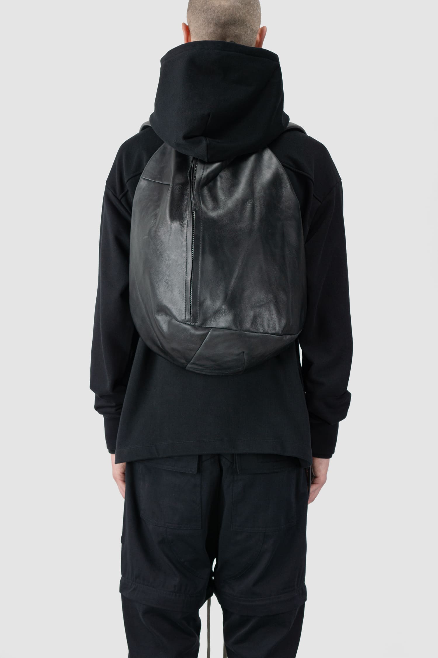 Werkschwarz - back person view of the black Polished Cow Leather Backpack Werk 1P.