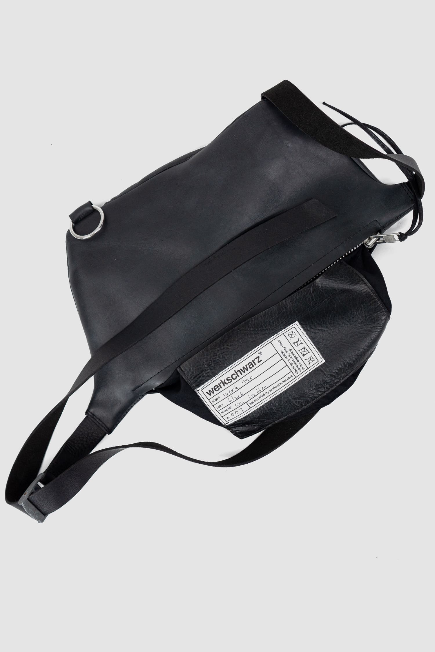 Werkschwarz - inside view of the black Pull-Up Leather Crossbody Bag Werk 11P.