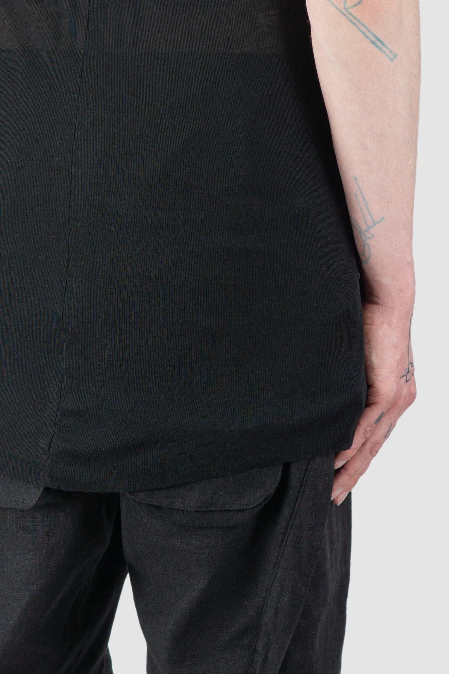 Gall Laboratories by Justin Gall - Men’s Black Linen Blend Curve Seam Tank Top model back hem view Gall Laboratories by Justin Gall - Men’s Black Linen Blend Curve Seam Tank Top model back hem view