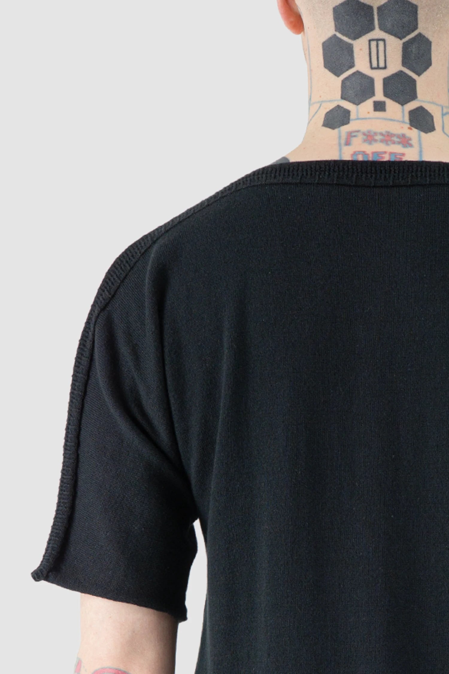 Isaac Sellam - Men’s Black Reversible Knitted Spine T-Shirt shoulder detail view