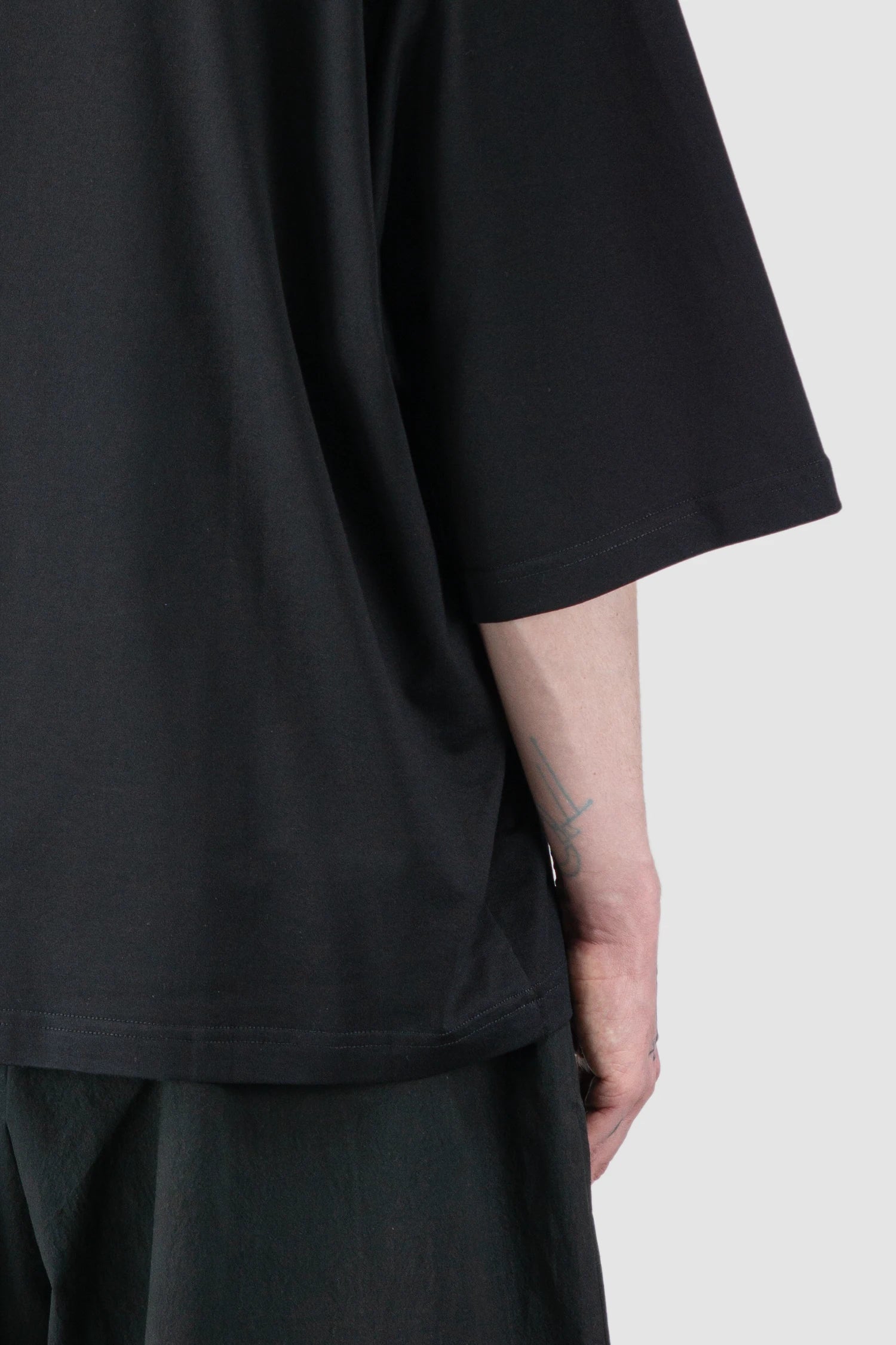 Joe Chia - Men’s Black Oversized Boxy Cotton T-Shirt sleeve detail view