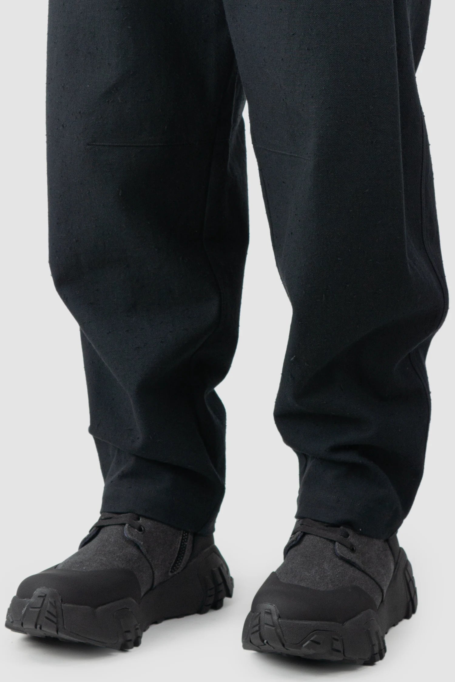 Joe Chia - Men’s Black Textured Cotton Pleated Trousers hem detail view