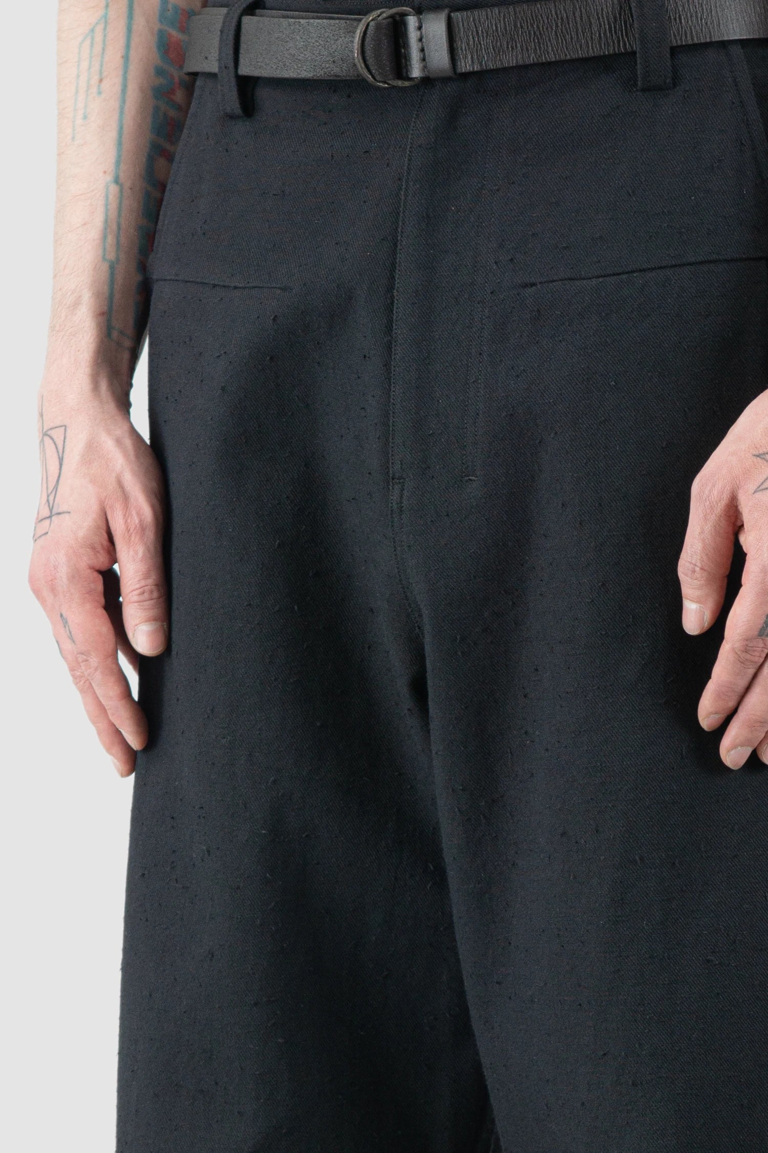 Joe Chia - Men’s Black Textured Cotton Pleated Trousers waist detail view