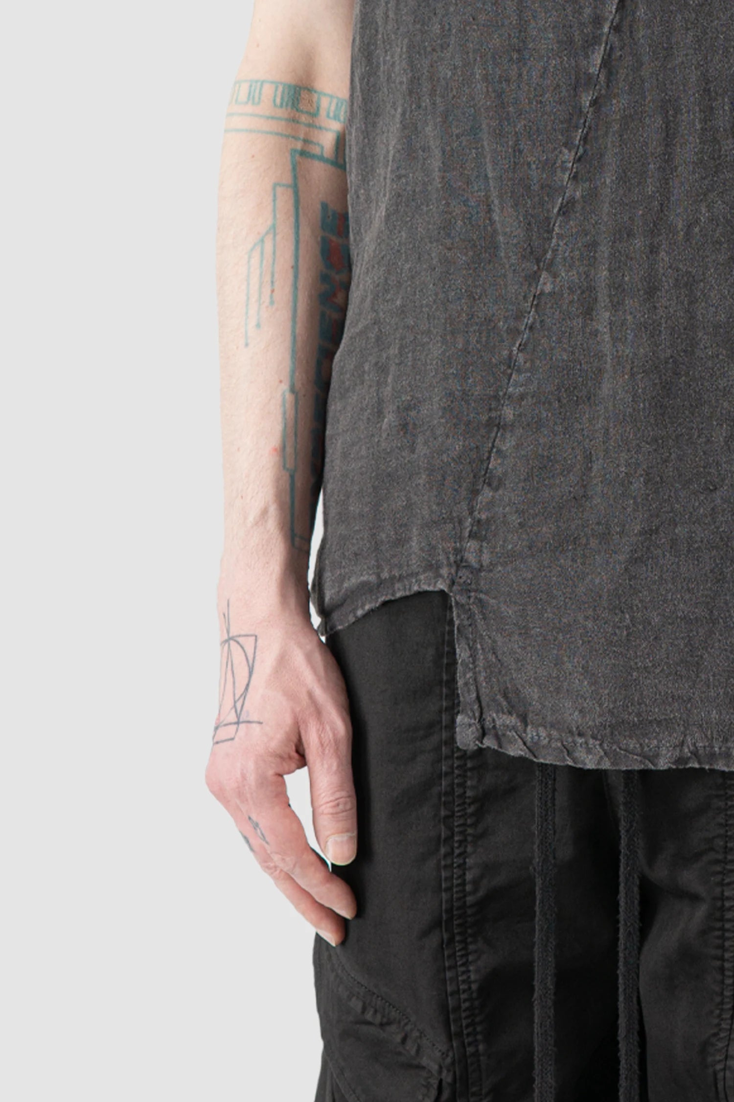 La Haine Inside Us - Men’s Dark Grey Marmorized Asymmetrical Linen T-Shirt hem detail