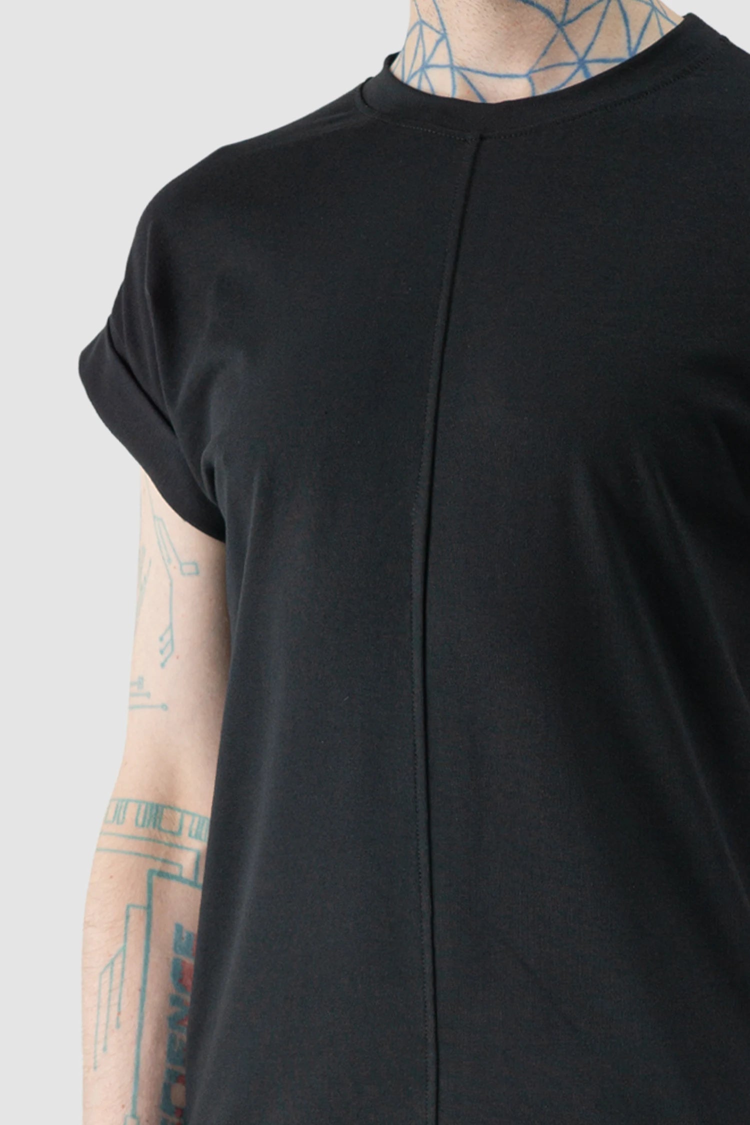 La Haine Inside Us - fabric detail view of men’s FW25 Black Front Seam Elastic Cotton T-Shirt
