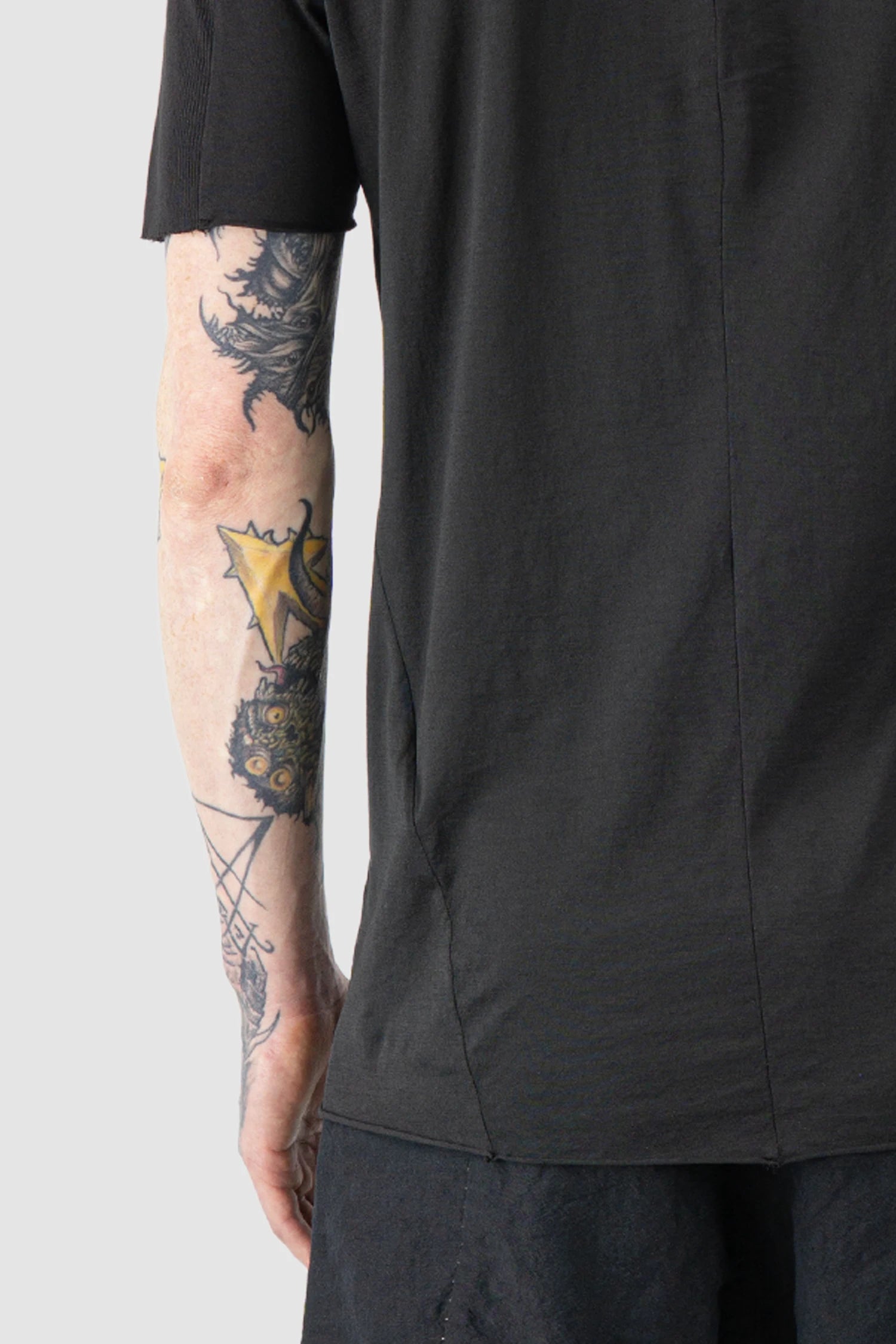 Masnada - Men’s Black Shoulder Rib Patch T-Shirt hem detail view
