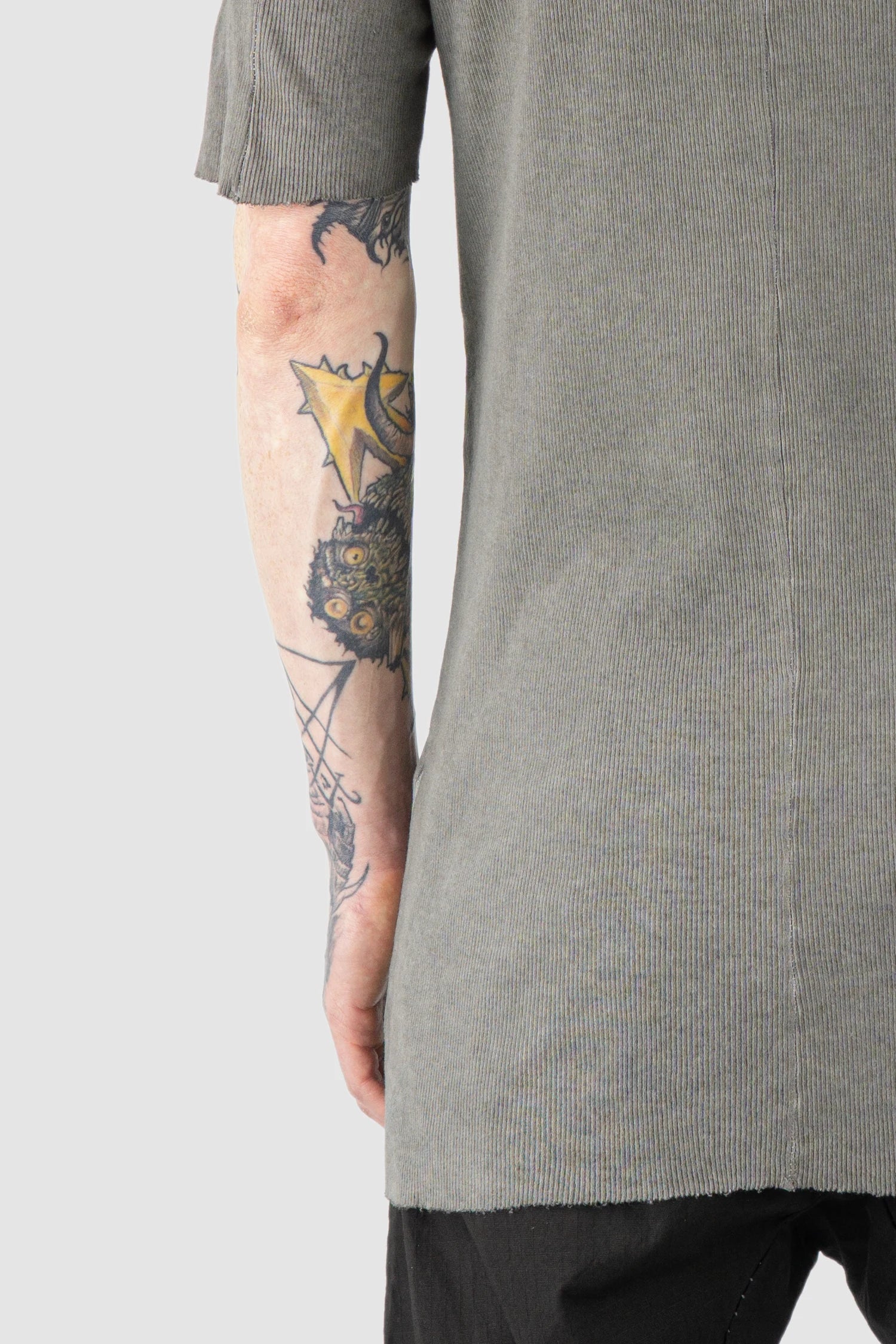 Masnada - Men’s Grey Cotton Rib Raglan T-Shirt hem detail view