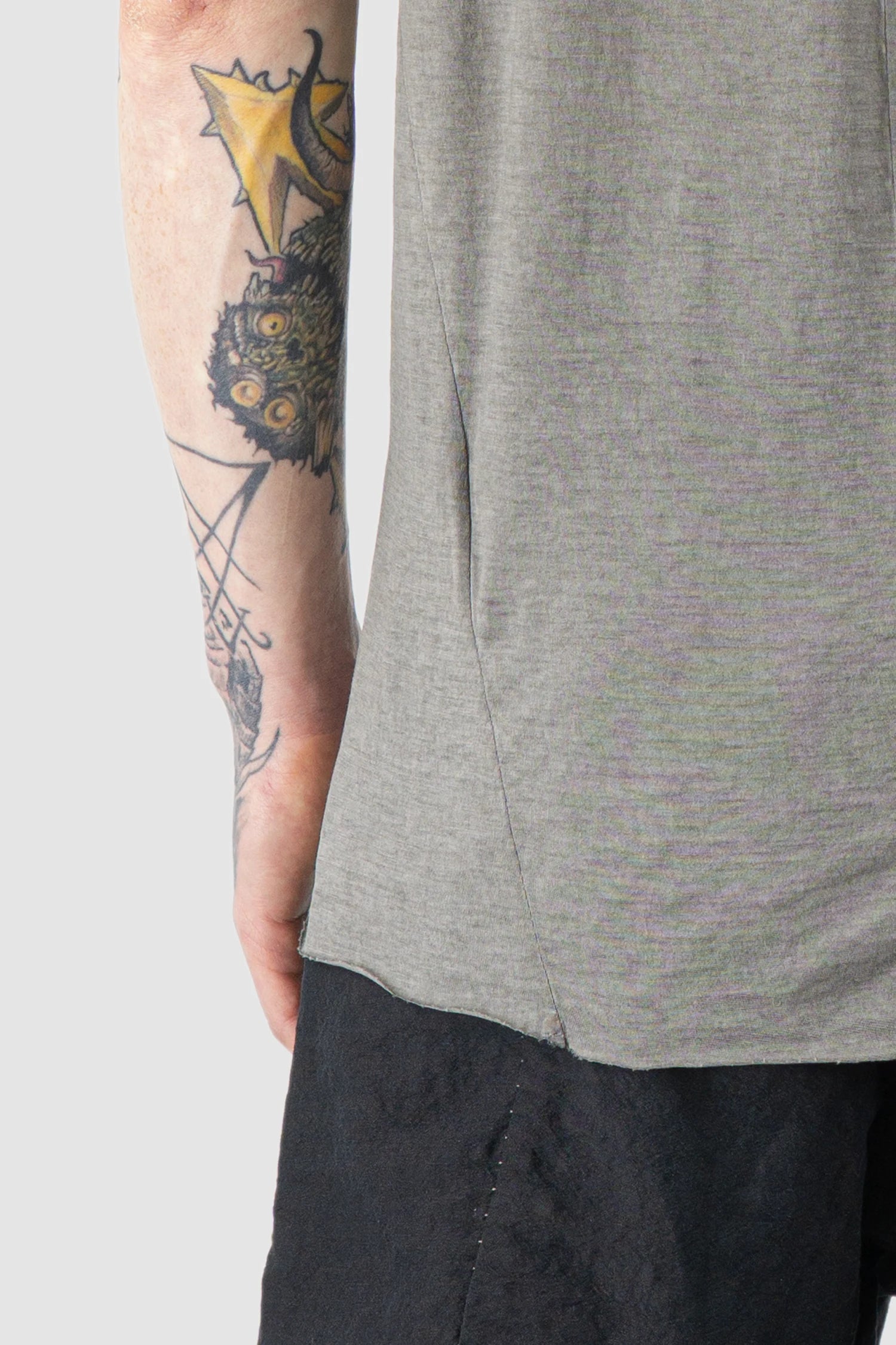Masnada - Men’s Grey Shoulder Rib Patch T-Shirt hem detail view
