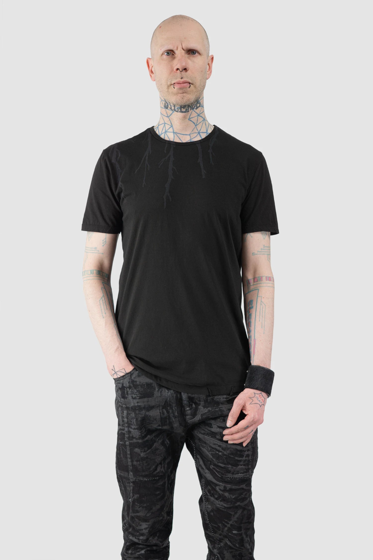 MD75 - Men’s Black Cotton T-Shirt with Abstract Wood Print model relaxed view