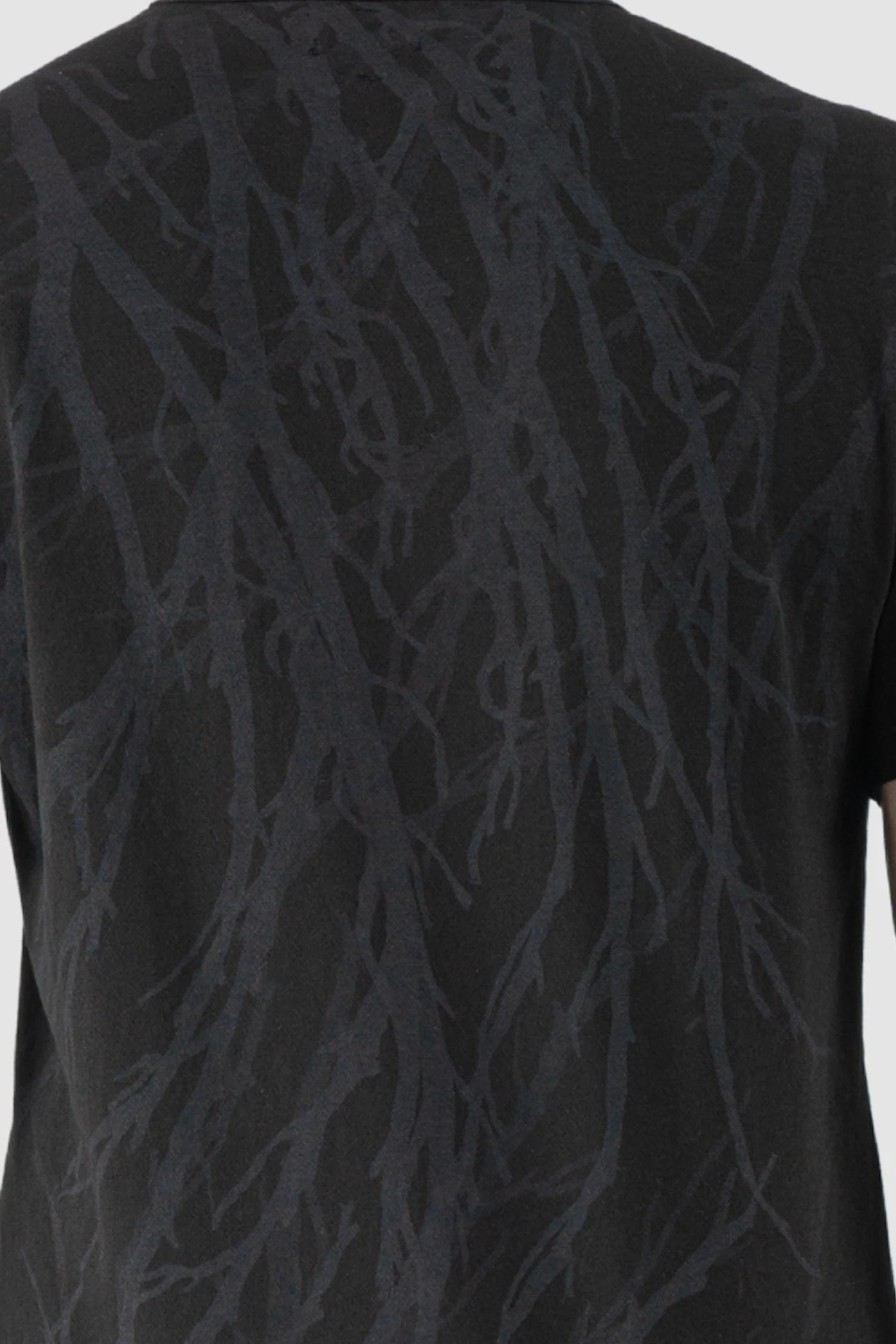 MD75 - Men’s Black Cotton T-Shirt with Abstract Wood Print, print detail view
