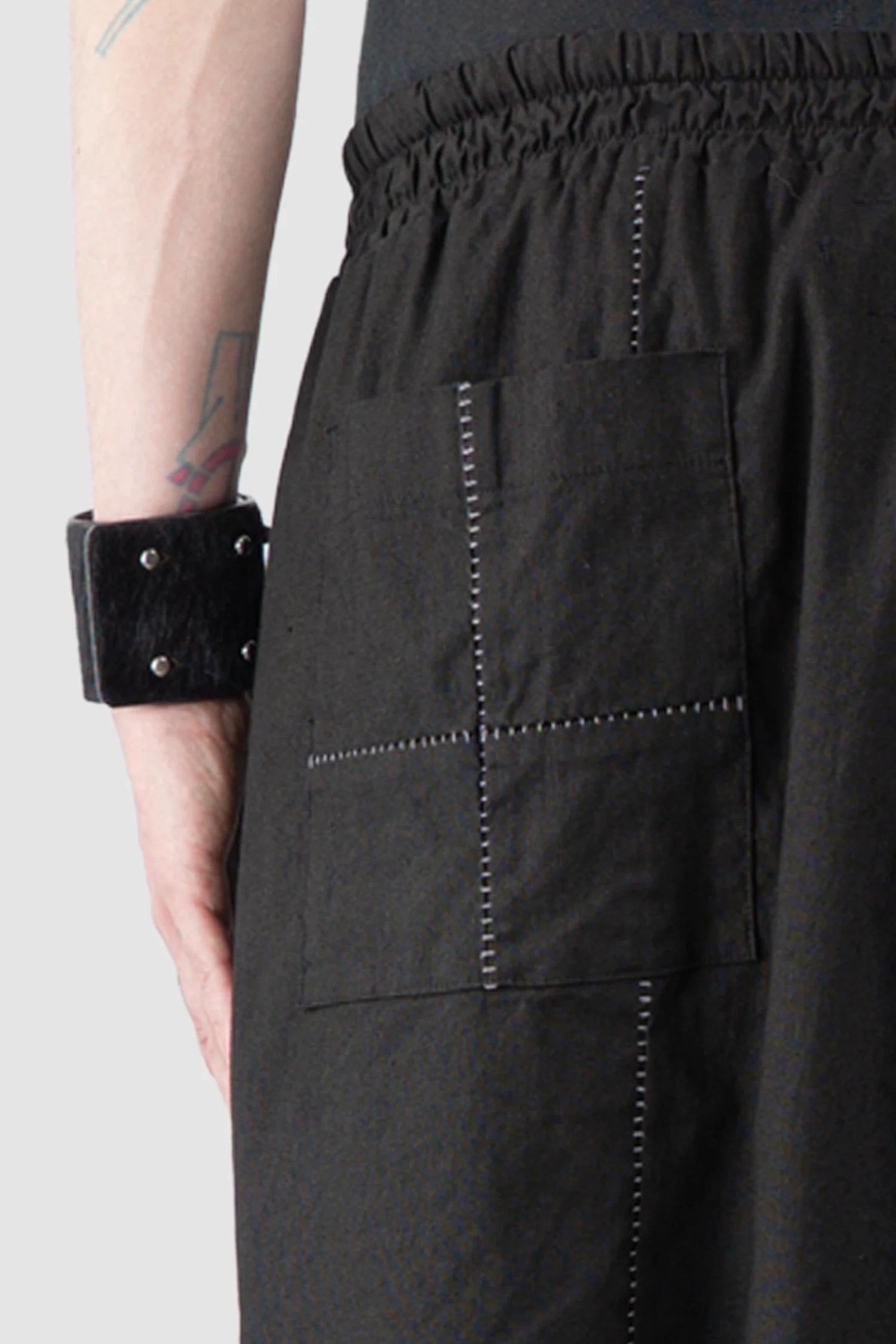 MD75 - Men’s Black Linen Drop Crotch Shorts pocket detail view