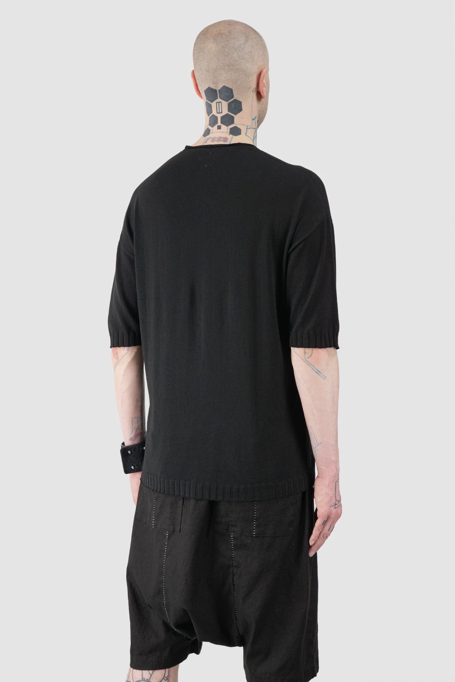 MD75 - Men’s Black Oversized Cotton Knit Raglan T-Shirt model back side view