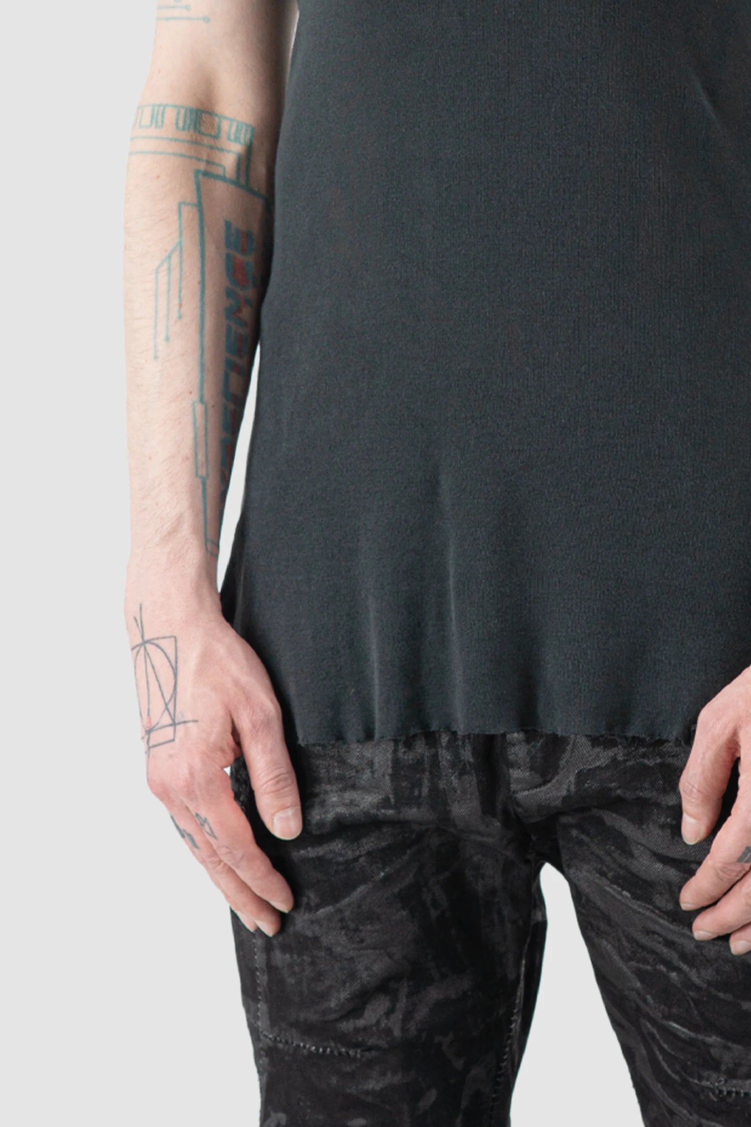MD75 - Men’s Black Washed Cotton Rib Tank Top hem detail view
