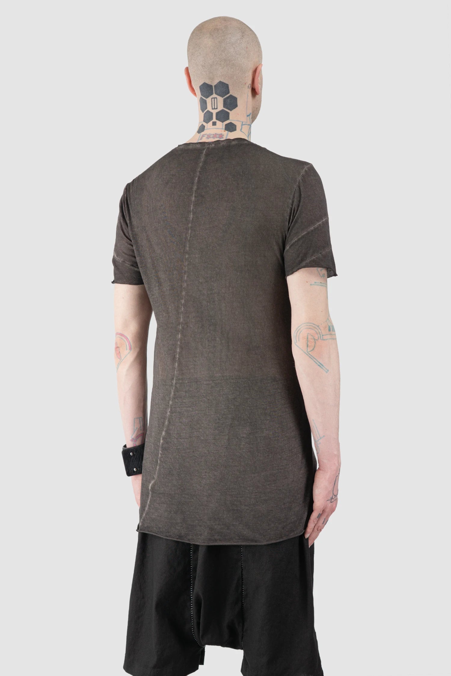 MD75 - Men’s Brown Object Dyed Cotton T-Shirt with Curved Double Seam model back side view