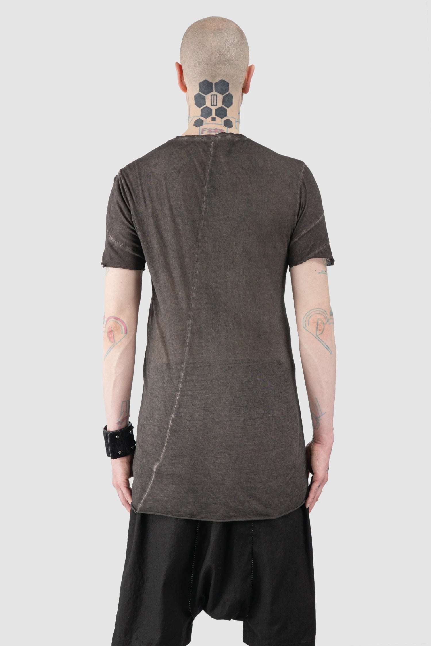 MD75 - Men’s Brown Object Dyed Cotton T-Shirt with Curved Double Seam model back view