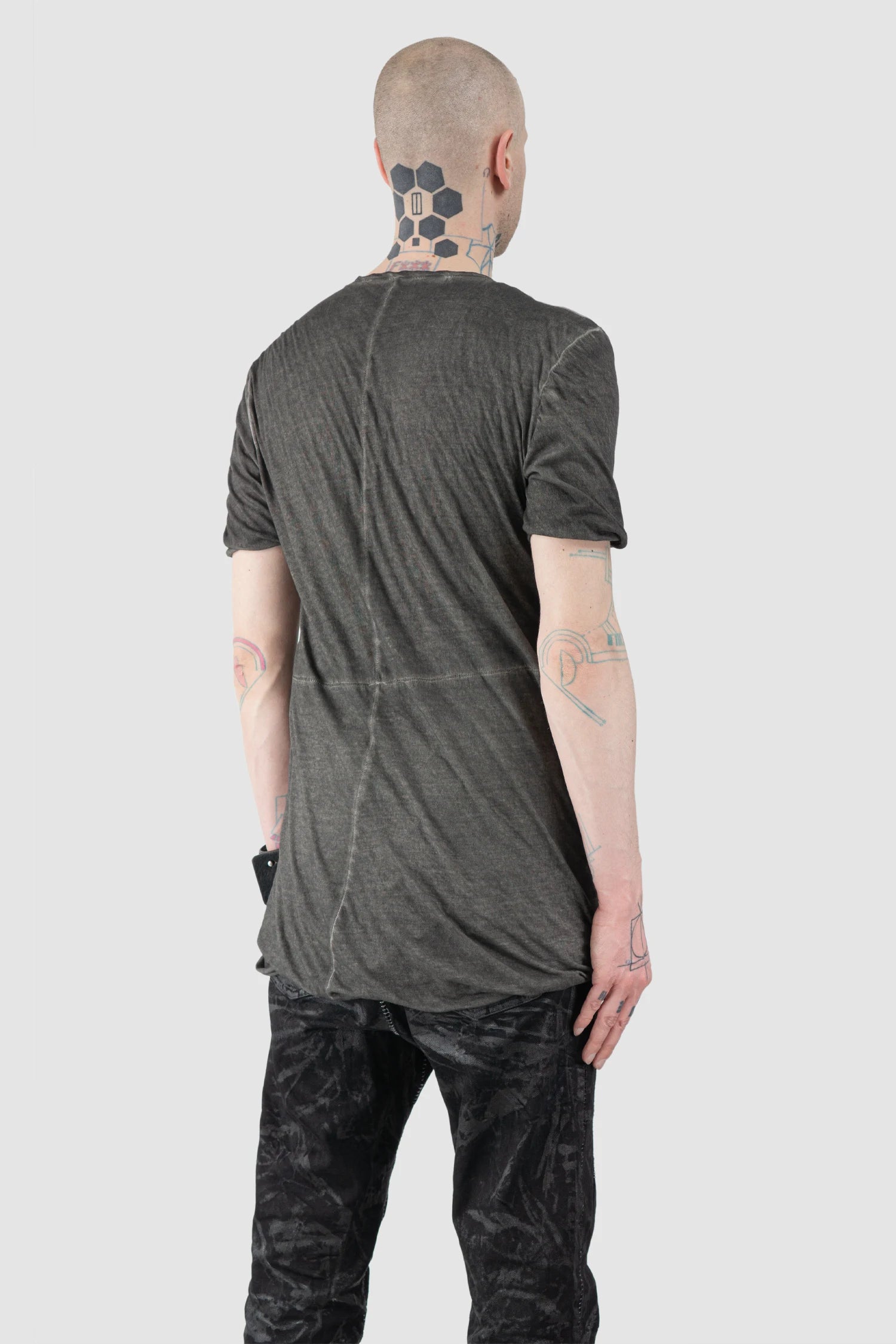 MD75 - Men’s Grey Dyed Double Layer Cotton T-Shirt with Scar Stitch Seams model back side view