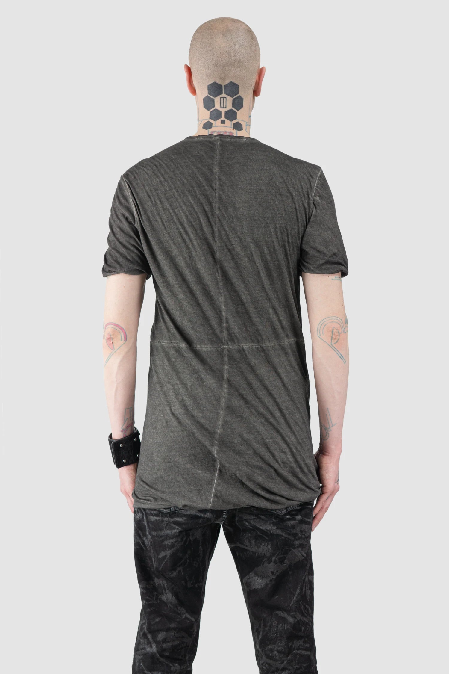 MD75 - Men’s Grey Dyed Double Layer Cotton T-Shirt with Scar Stitch Seams model back view