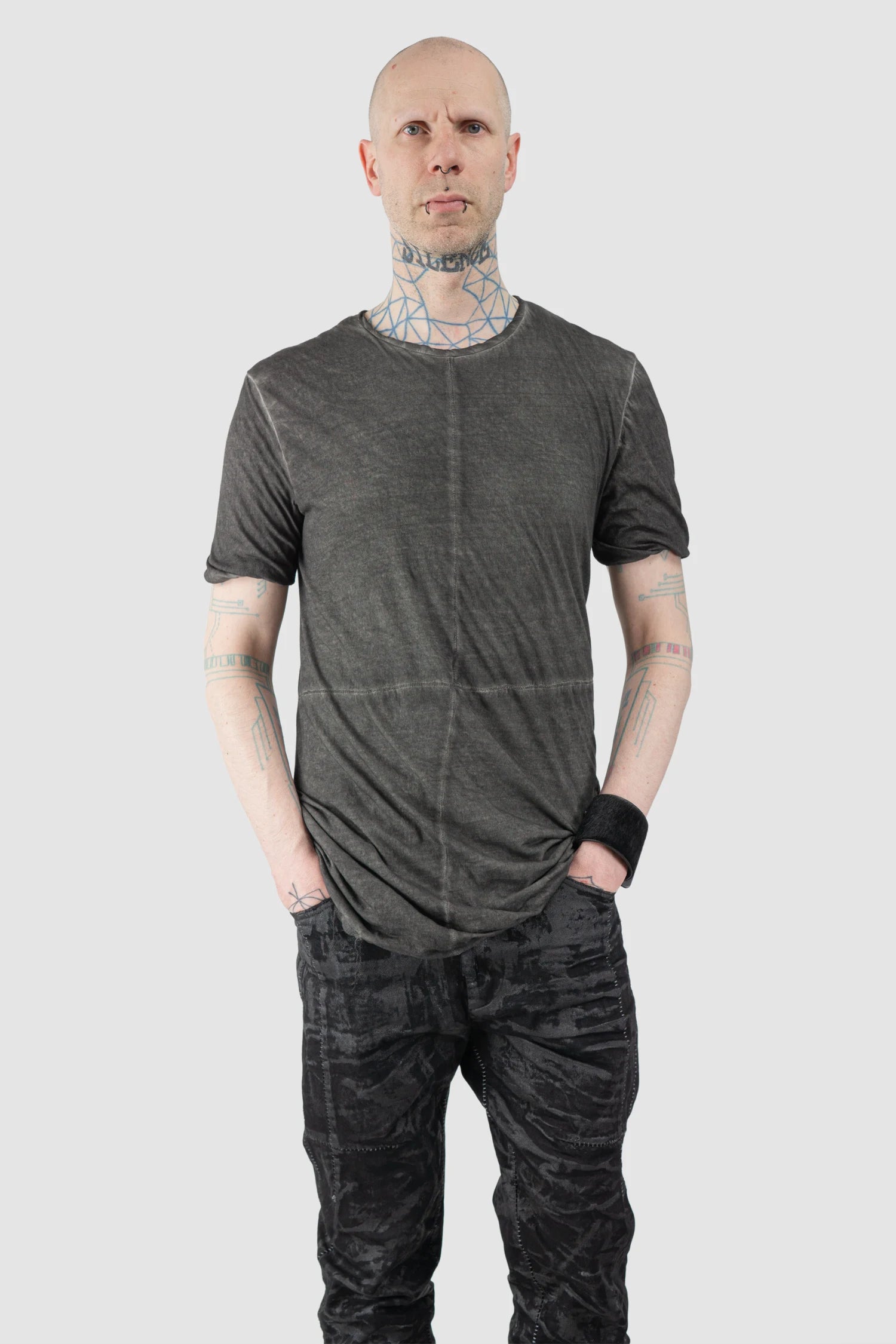 MD75 - Men’s Grey Dyed Double Layer Cotton T-Shirt with Scar Stitch Seams model relaxed view