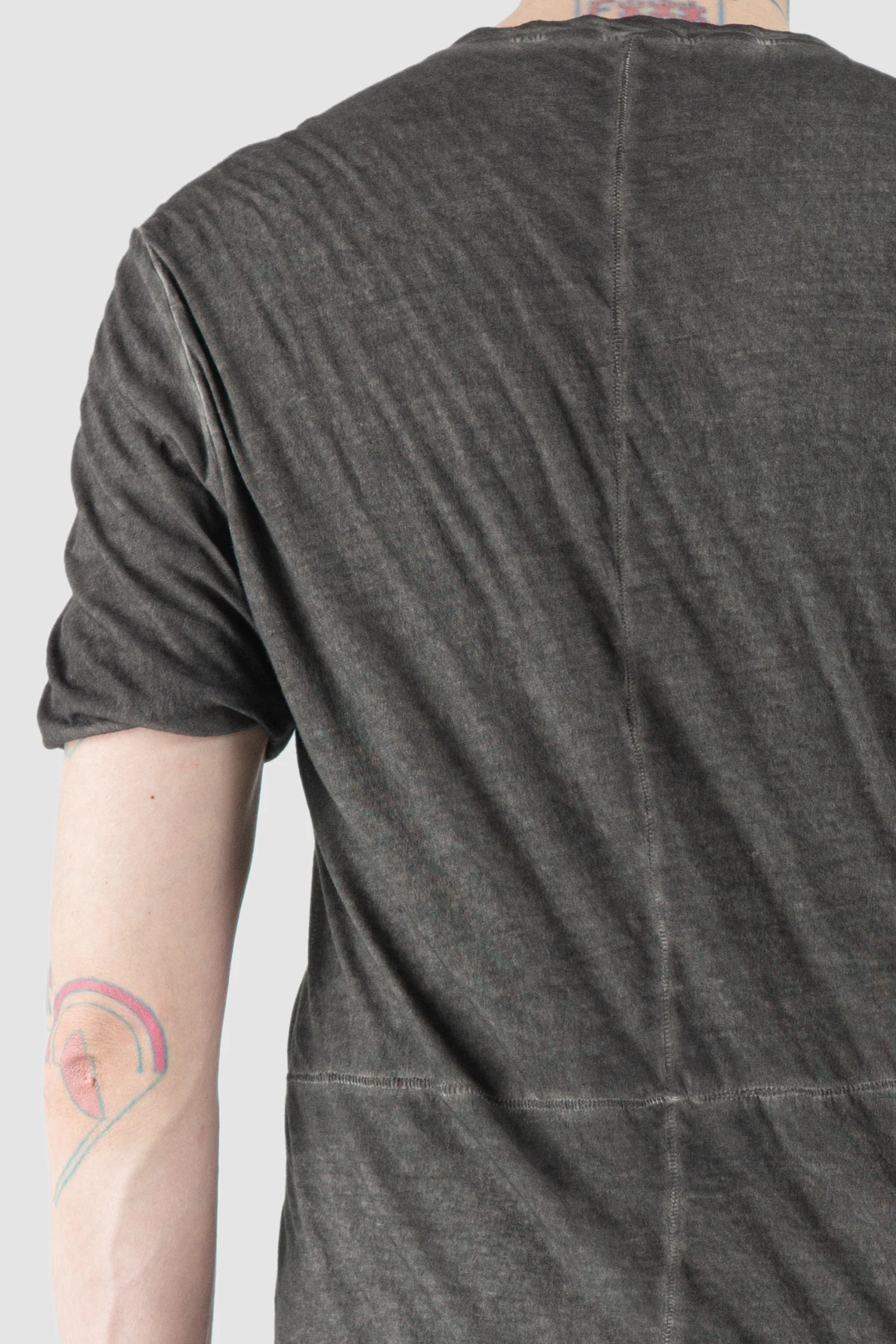 MD75 - Men’s Grey Dyed Double Layer Cotton T-Shirt with Scar Stitch Seams shoulder detail view