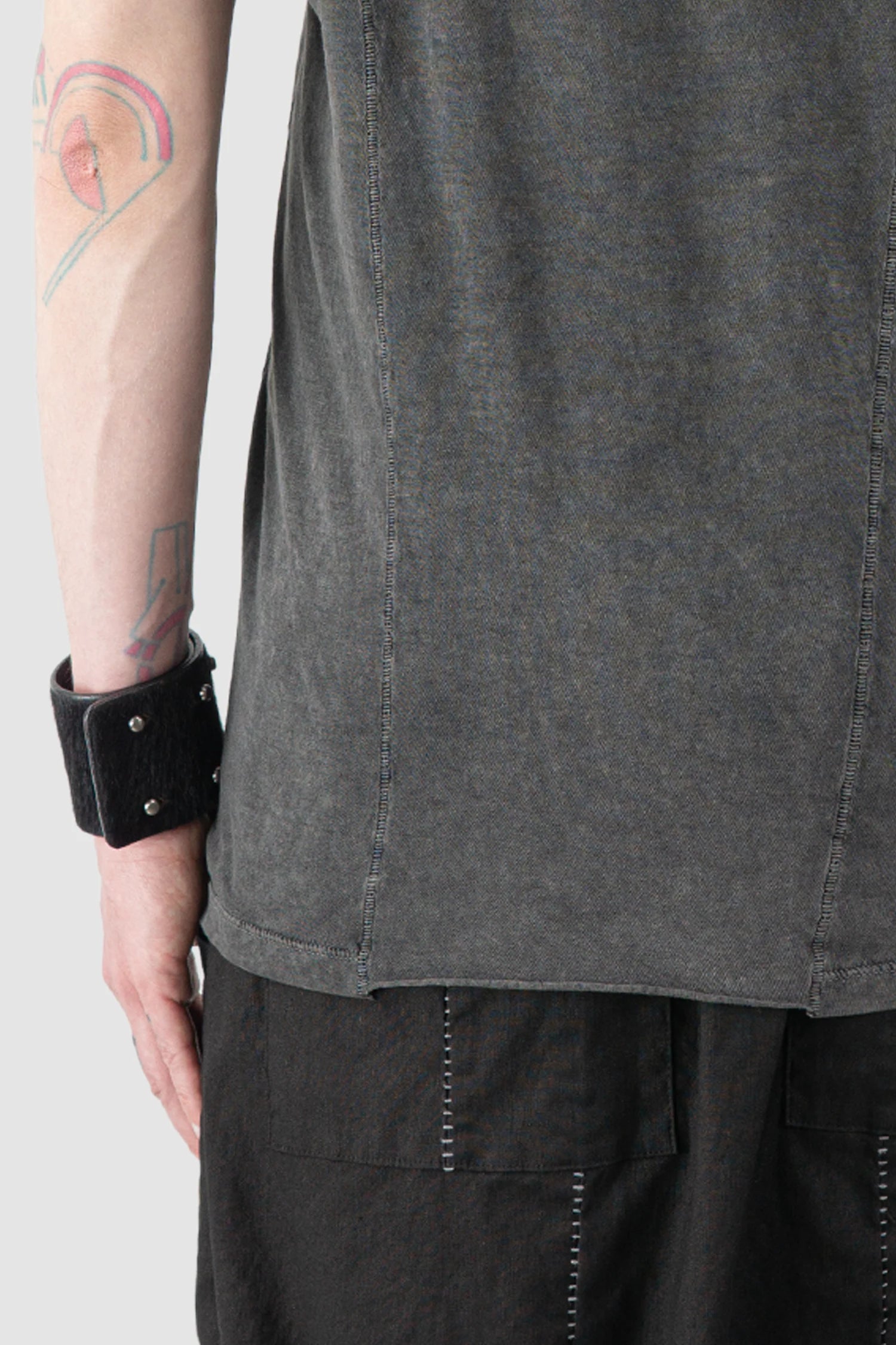 MD75 - Men’s Grey Washed Cotton T-Shirt with Asymmetric Front Panel hem detail view