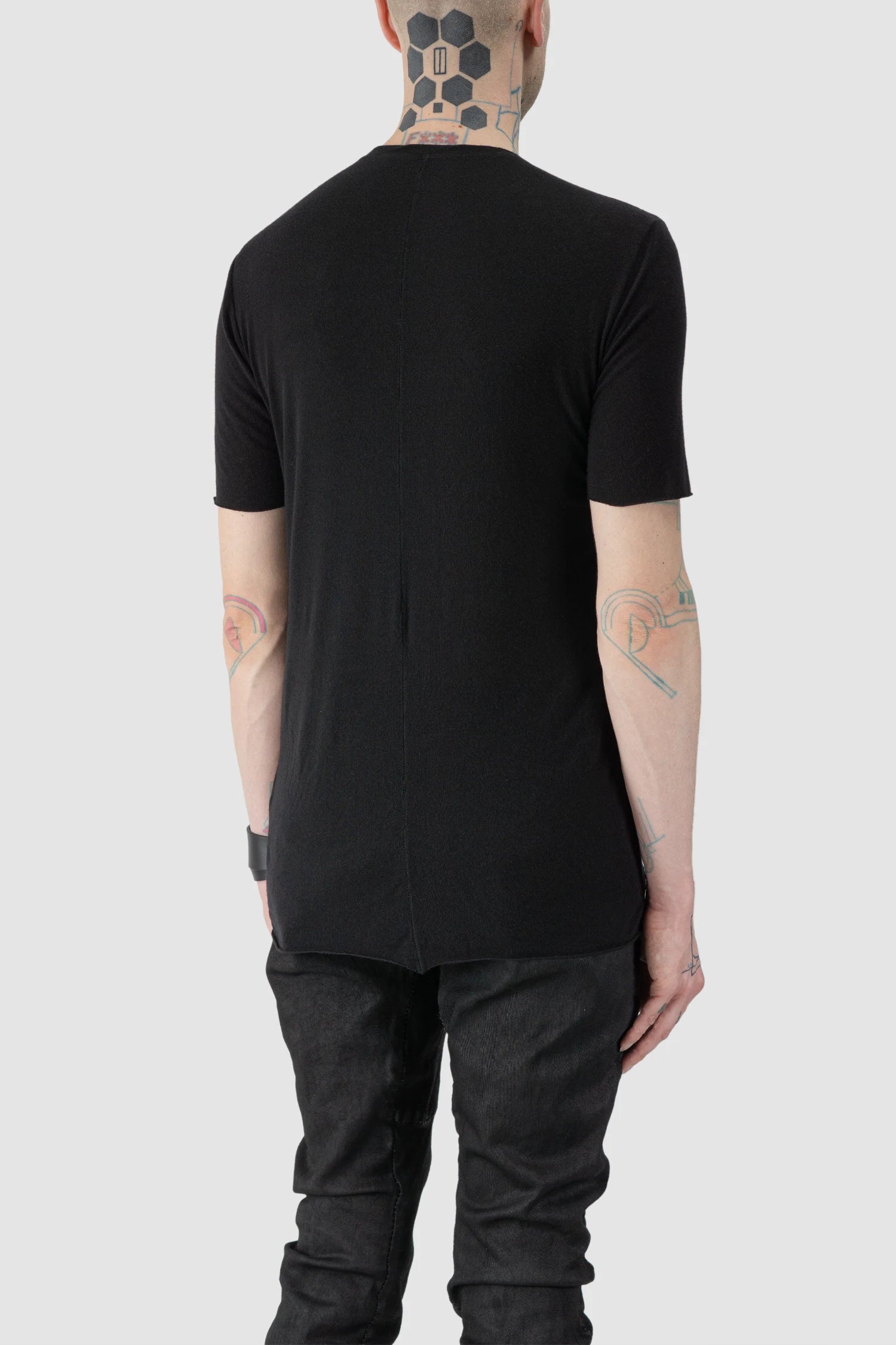 MD75 - model back side view of men’s Black Cashmere Blend Short Sleeve T-Shirt