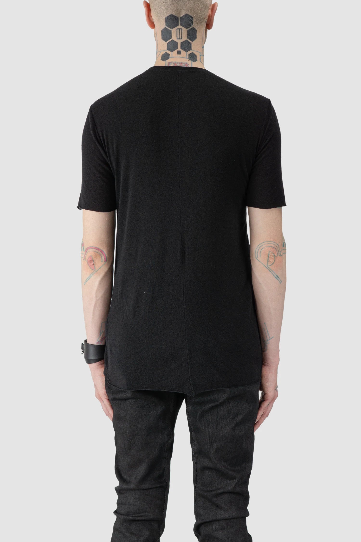 MD75 - model back view of men’s Black Cashmere Blend Short Sleeve T-Shirt