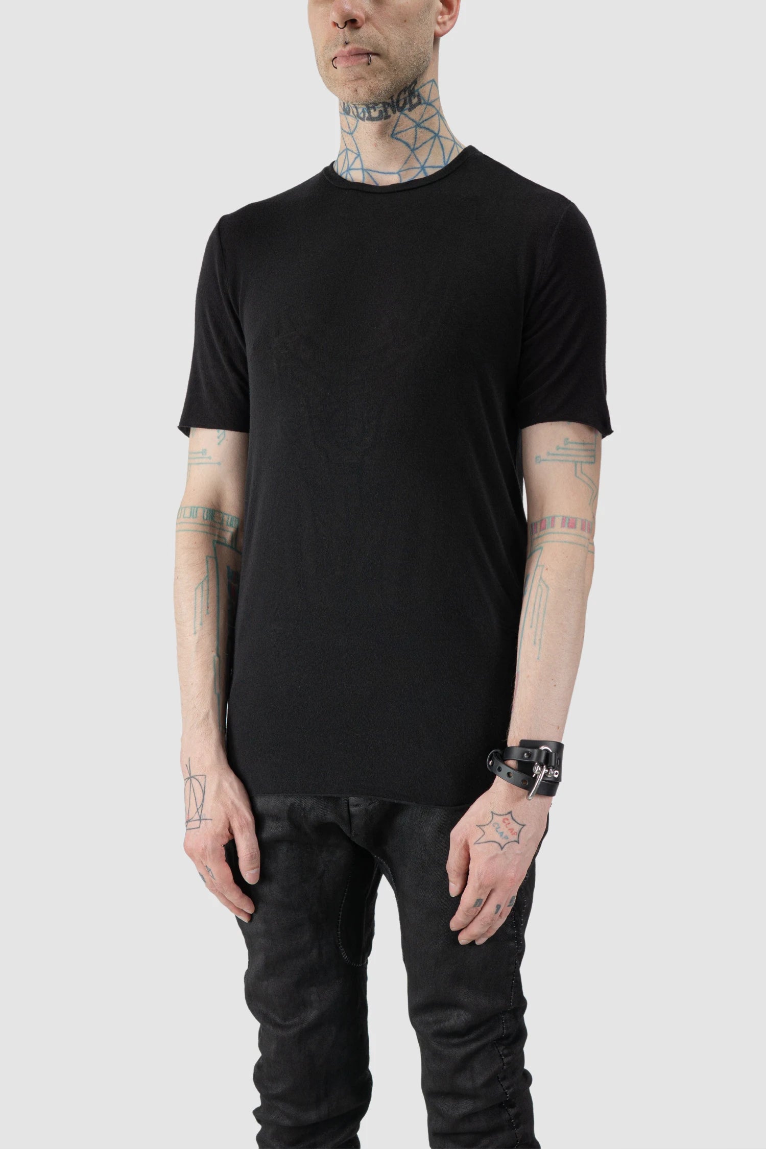 MD75 - model front side view of men’s Black Cashmere Blend Short Sleeve T-Shirt