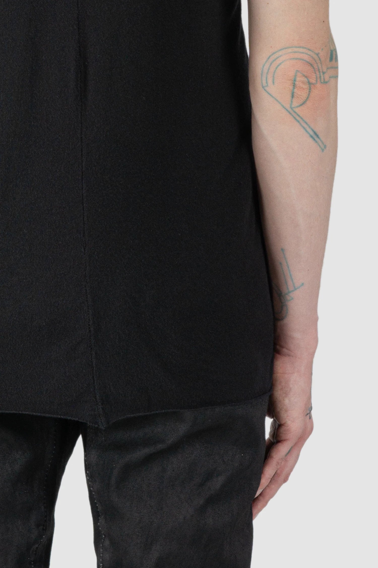 MD75 - seam detail view of men’s Black Cashmere Blend Short Sleeve T-Shirt