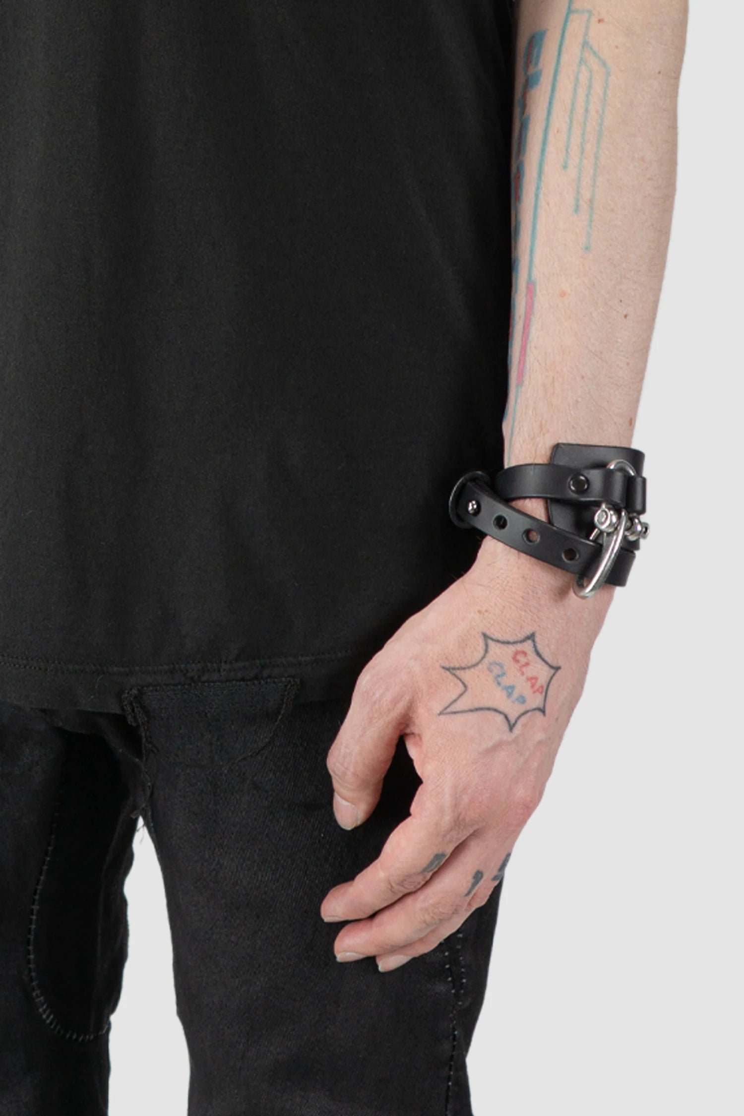 MD75 - hem detail view of men’s Black Short Sleeve T-Shirt with Knit Detail