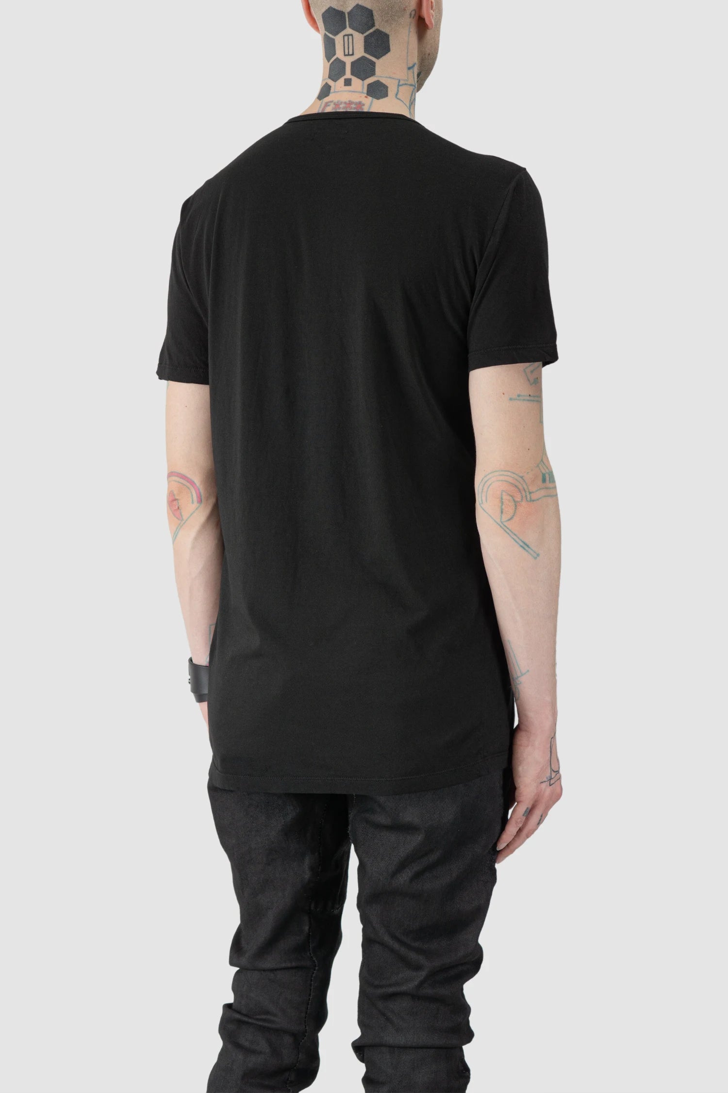 MD75 - model back side view of men’s Black Short Sleeve T-Shirt with Knit Detail