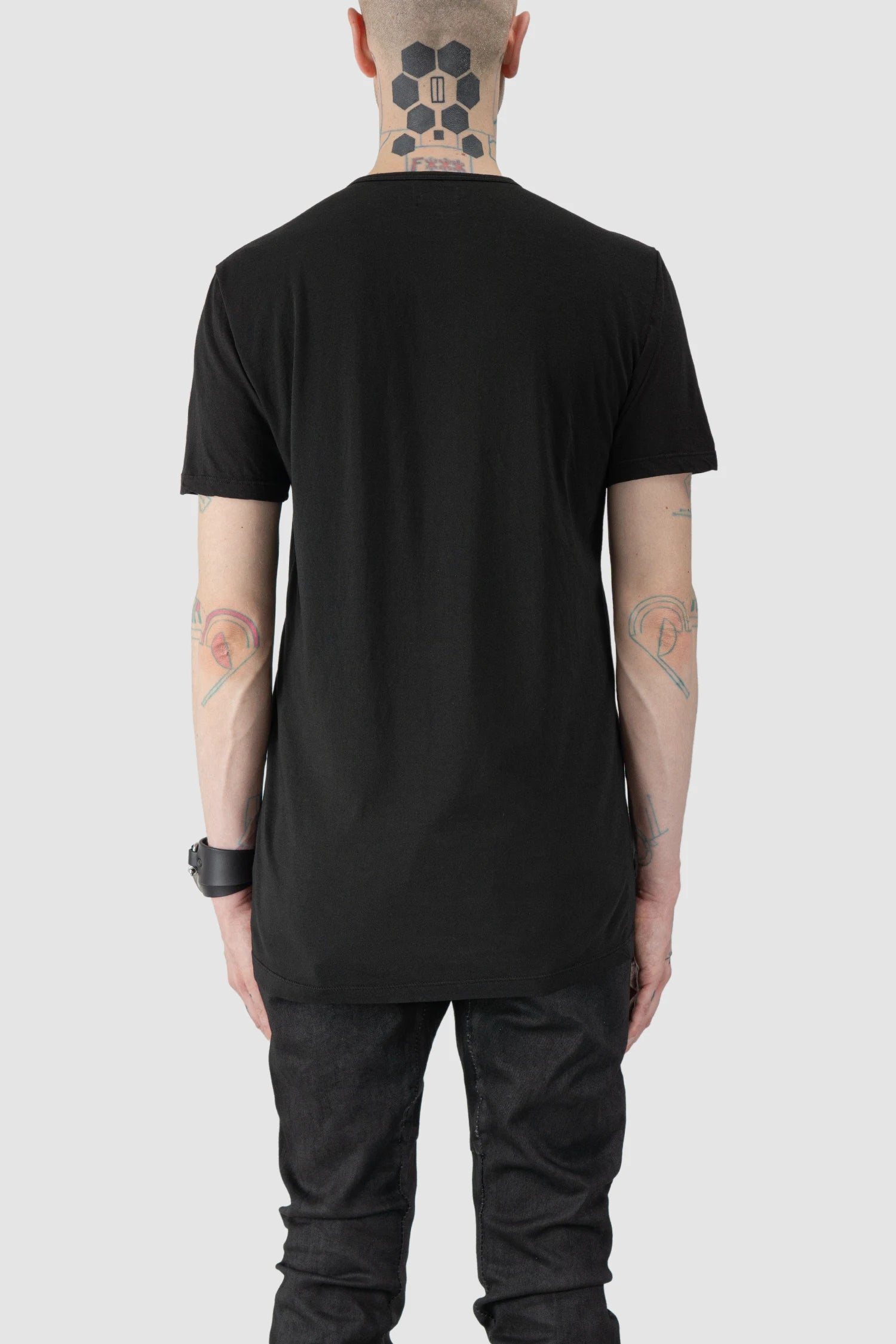 MD75 - model back view of men’s Black Short Sleeve T-Shirt with Knit Detail