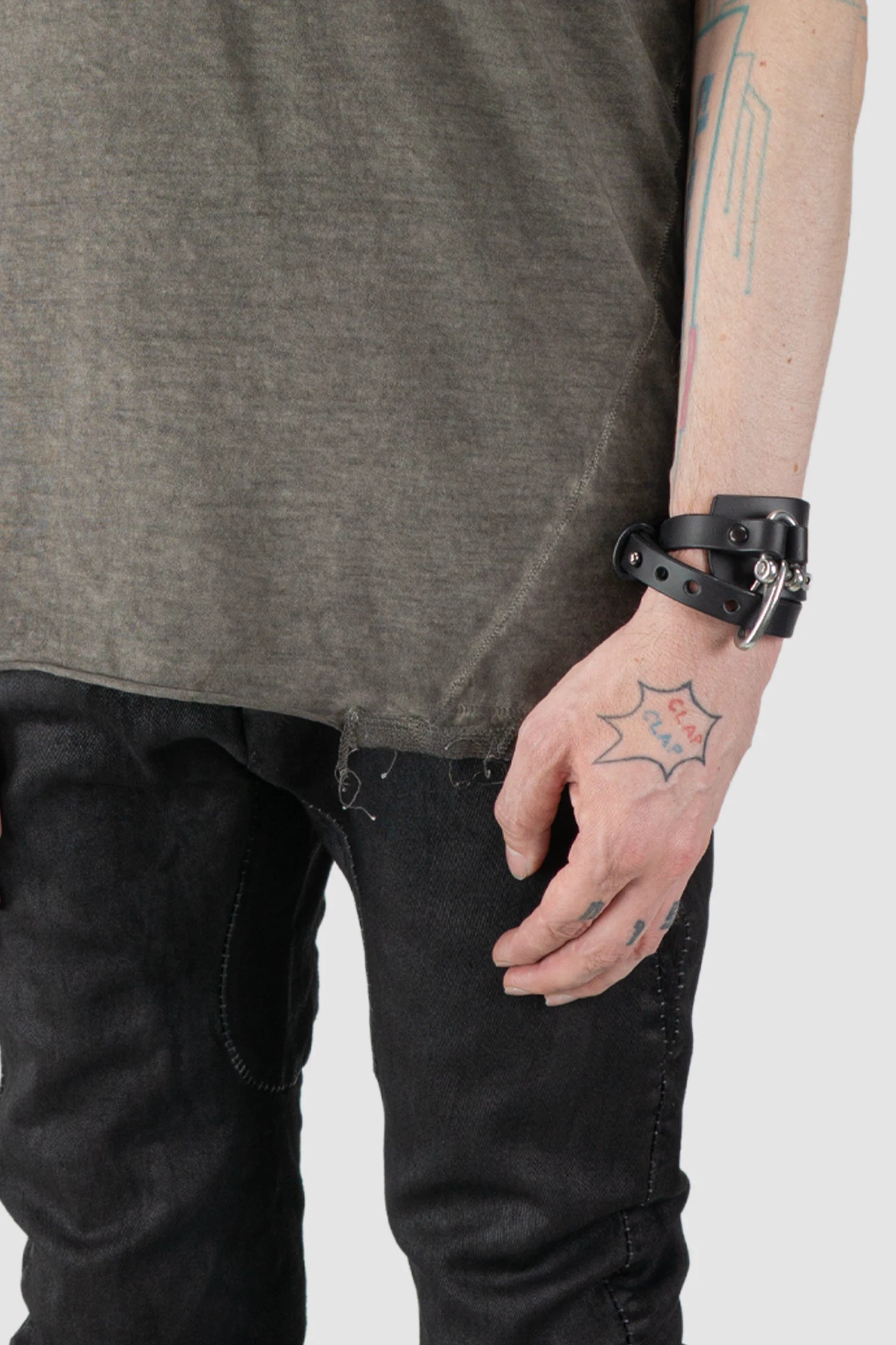 MD75 - hem detail view of men’s Grey Irregular Dyed Short Sleeve Cotton T-Shirt