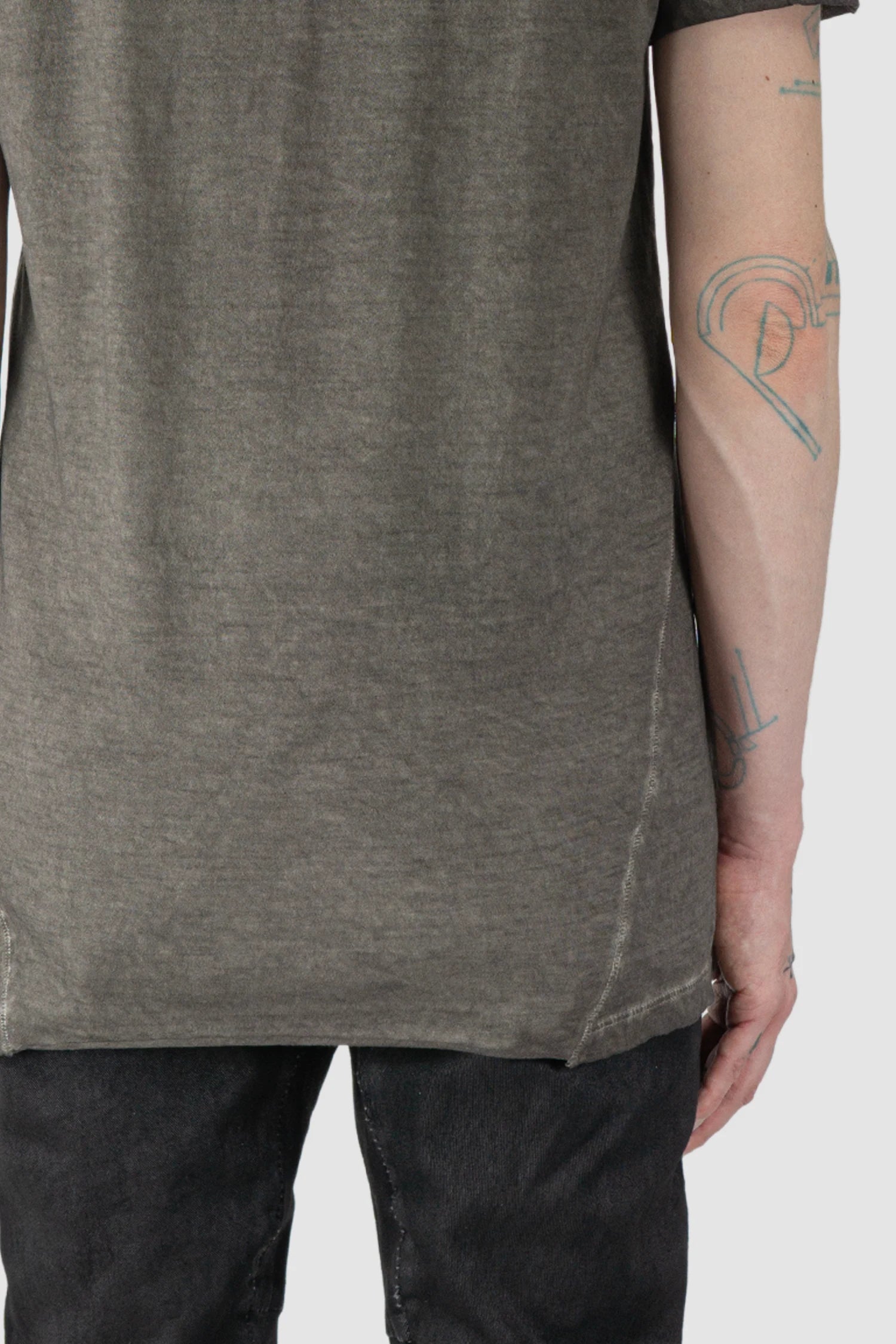 MD75 - back detail view of men’s Grey Irregular Dyed Short Sleeve Cotton T-Shirt