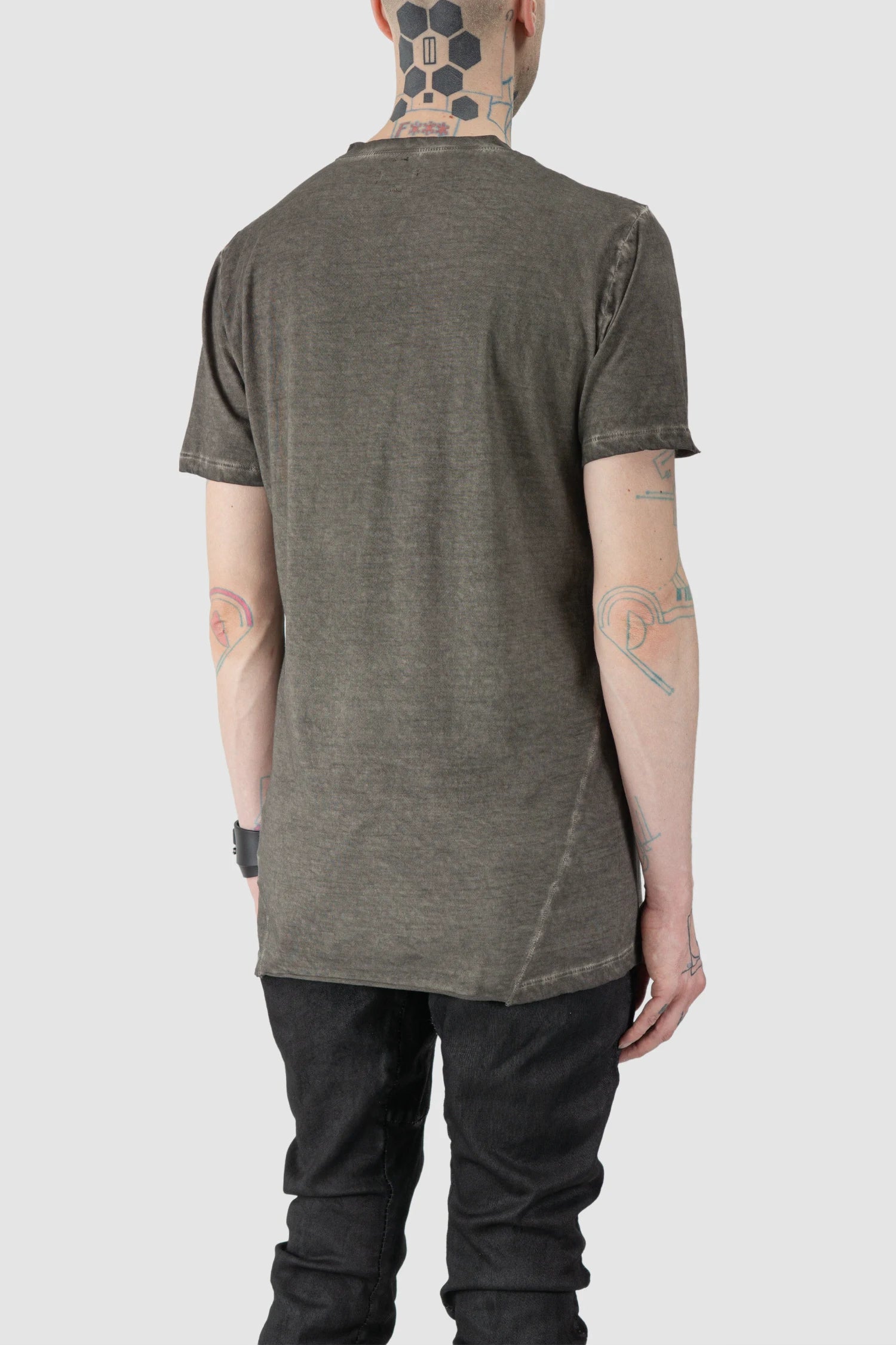 MD75 - model back side view of men’s Grey Irregular Dyed Short Sleeve Cotton T-Shirt