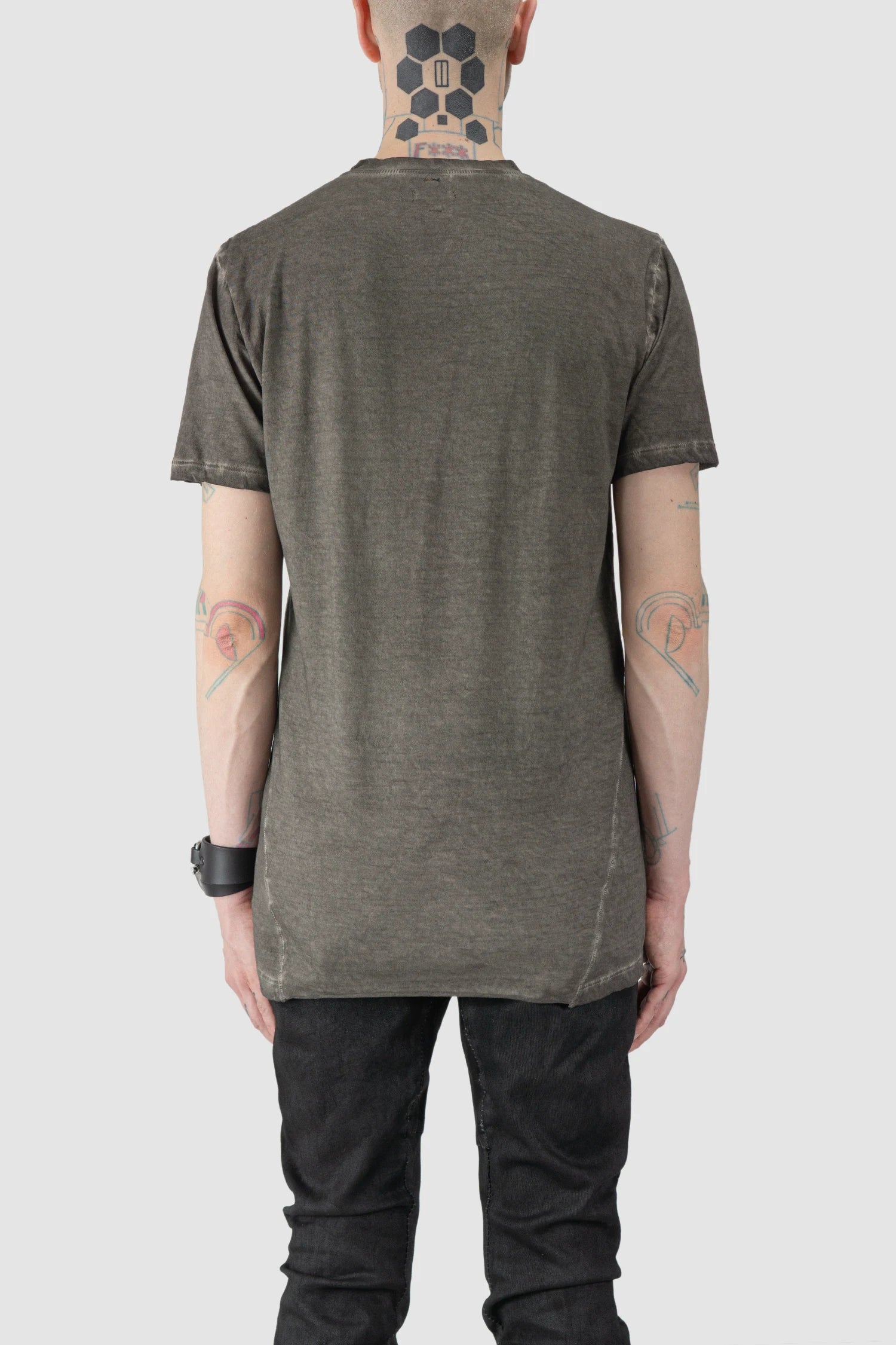 MD75 - model back view of men’s Grey Irregular Dyed Short Sleeve Cotton T-Shirt