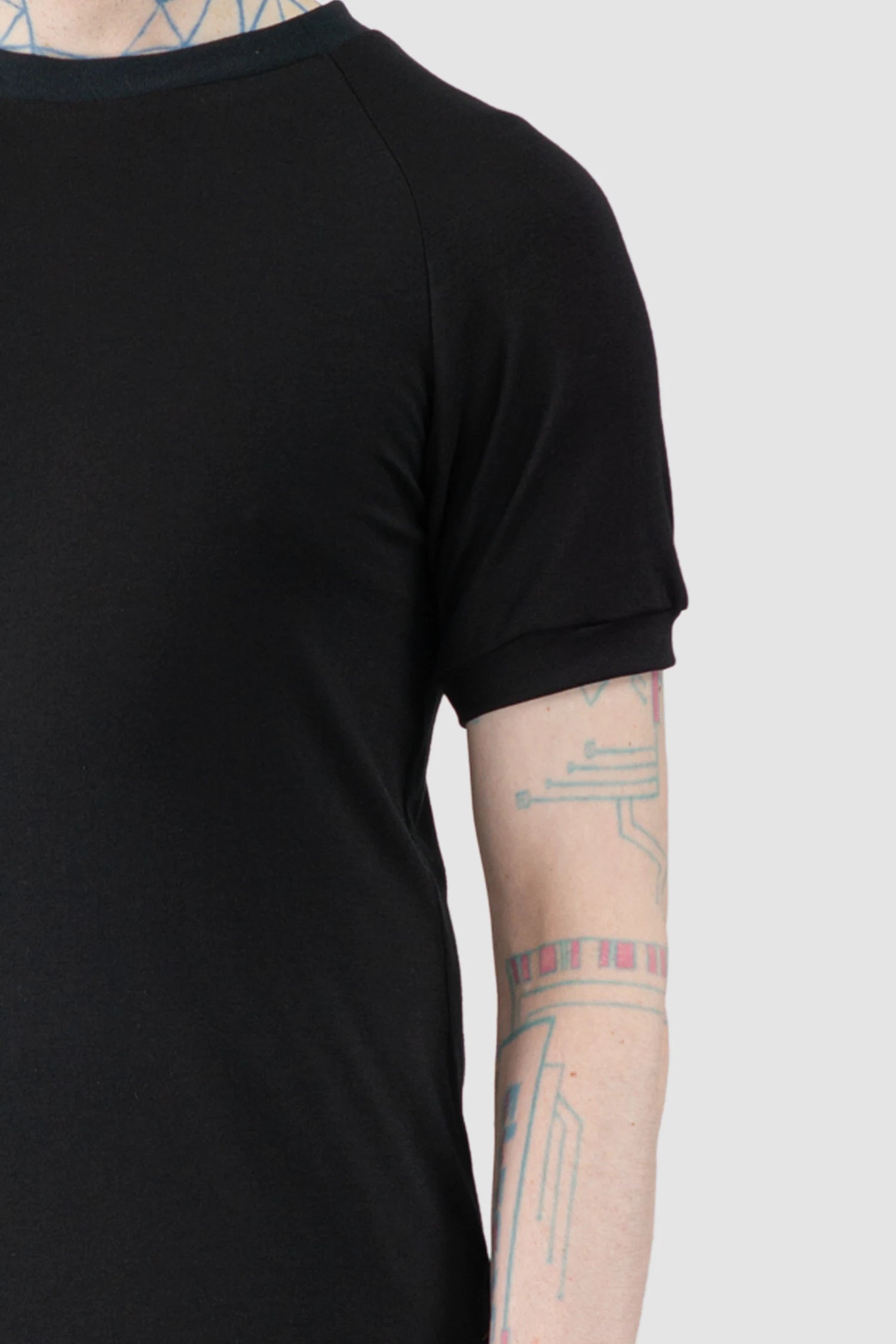 Obectra - Men’s Black Viscose Blend Raglan T-Shirt shoulder view