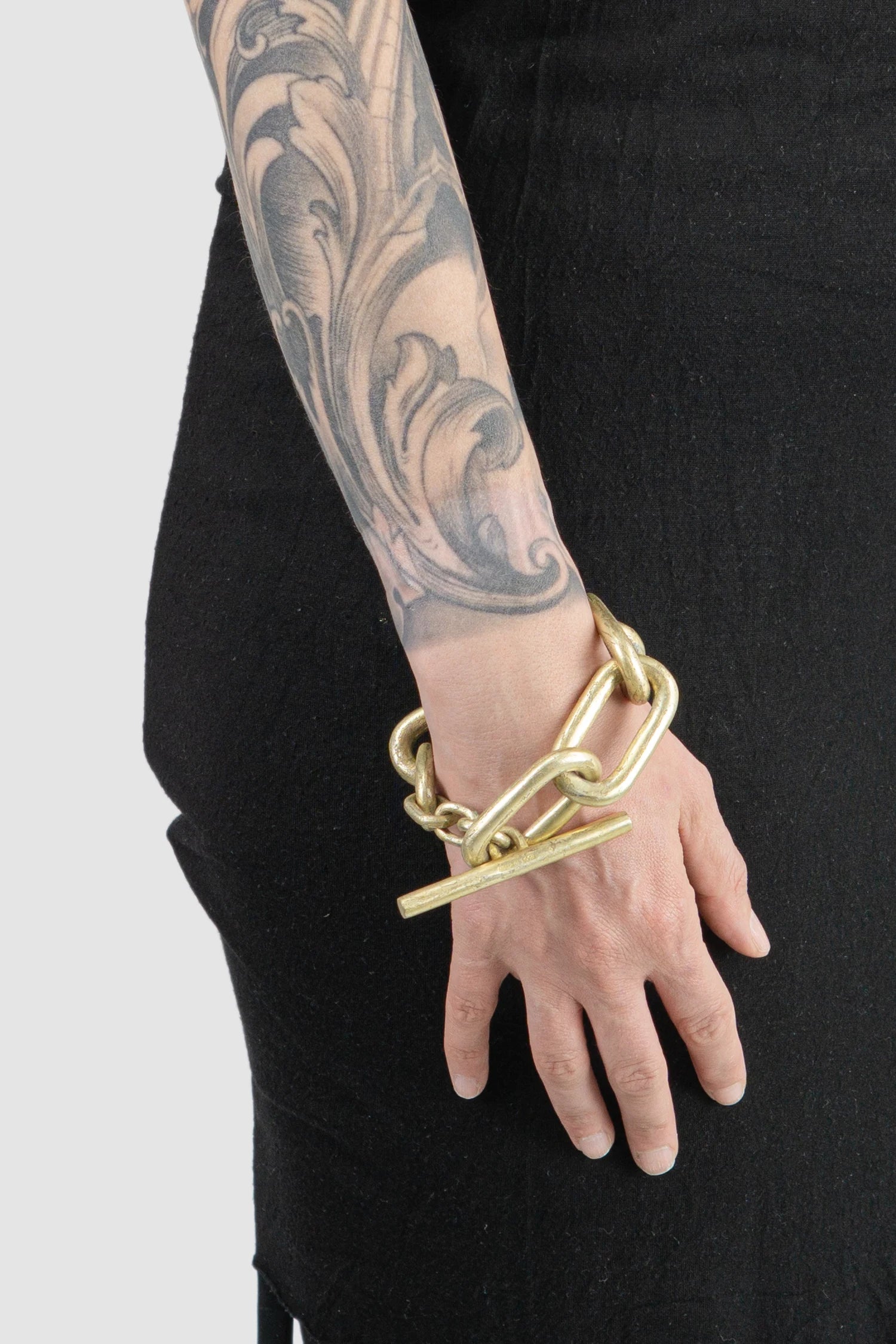 Parts of Four – Acid Gold Plated Brass Toggle Chain Bracelet Medium Links - Model view - MONO-KROM Gallery Parts of Four – Acid Gold Plated Brass Toggle Chain Bracelet Medium Links - Model view - MONO-KROM Gallery