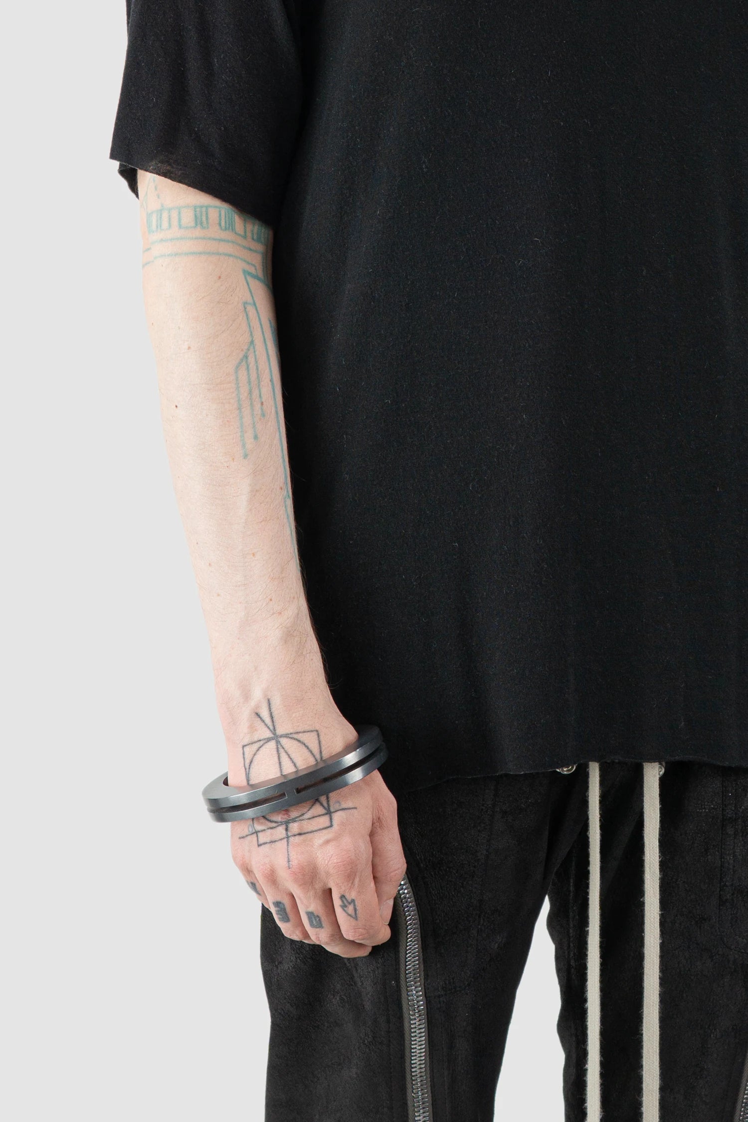 Parts of Four - Black Acid Silver Plated Brass Crescent Crevice Bracelet 15 mm - Model fit view - MONO-KROM Gallery Parts of Four - Black Acid Silver Plated Brass Crescent Crevice Bracelet 15 mm - Model fit view - MONO-KROM Gallery