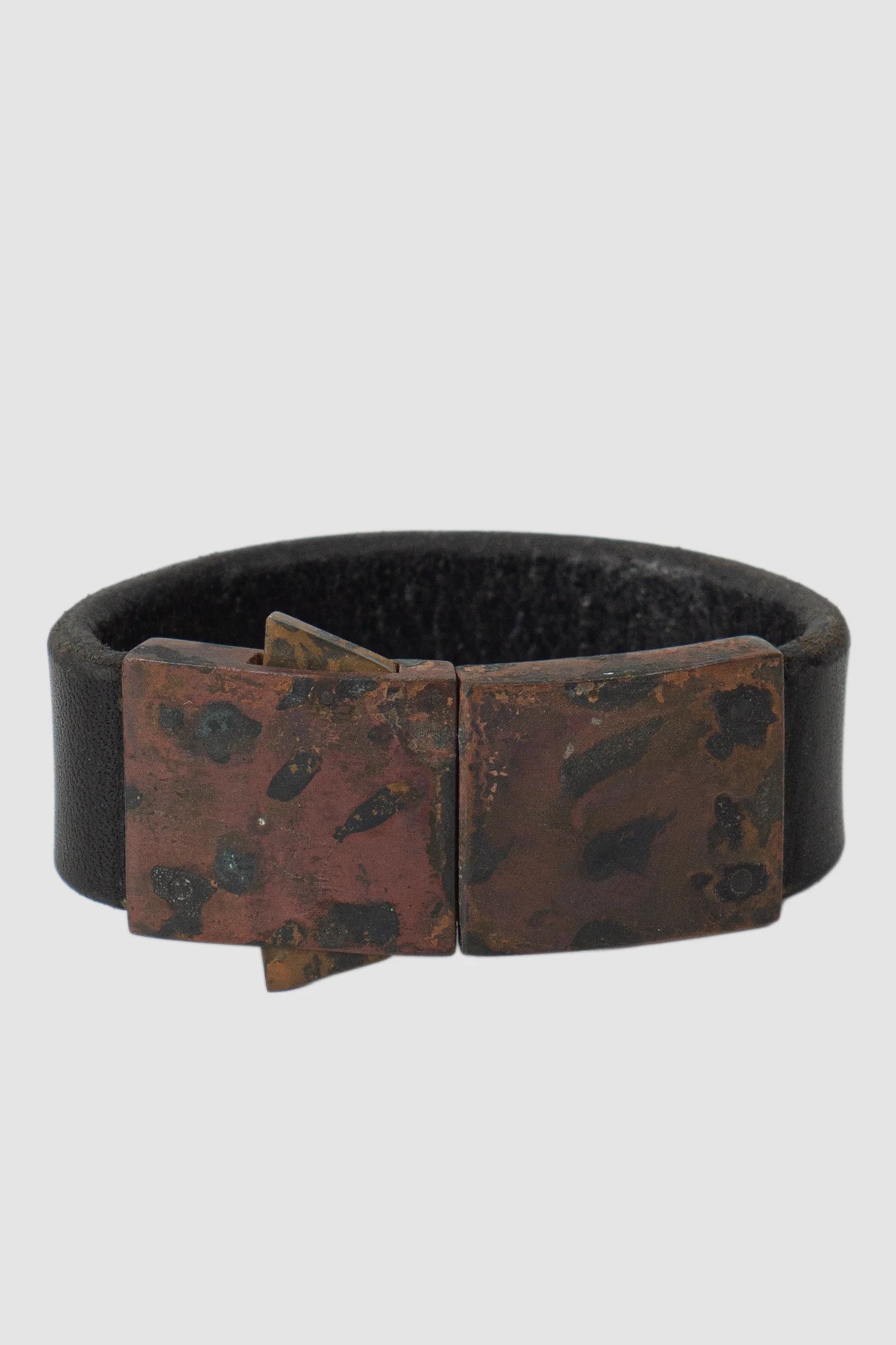 Parts of Four - Black Buffalo Leather Dirty Brass Box Lock Bracelet 25 mm - front view - MONO-KROM Gallery Parts of Four - Black Buffalo Leather Dirty Brass Box Lock Bracelet 25 mm - front view - MONO-KROM Gallery