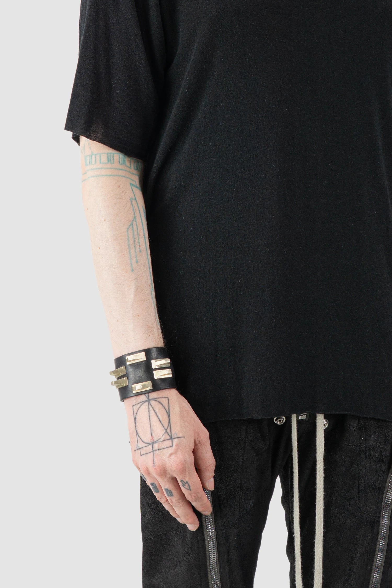 Parts of Four - Black Leather Sterling Silver Pyramid Stud Bracelet 50 mm - Model fit view - MONO-KROM Gallery Parts of Four - Black Leather Sterling Silver Pyramid Stud Bracelet 50 mm - Model fit view - MONO-KROM Gallery