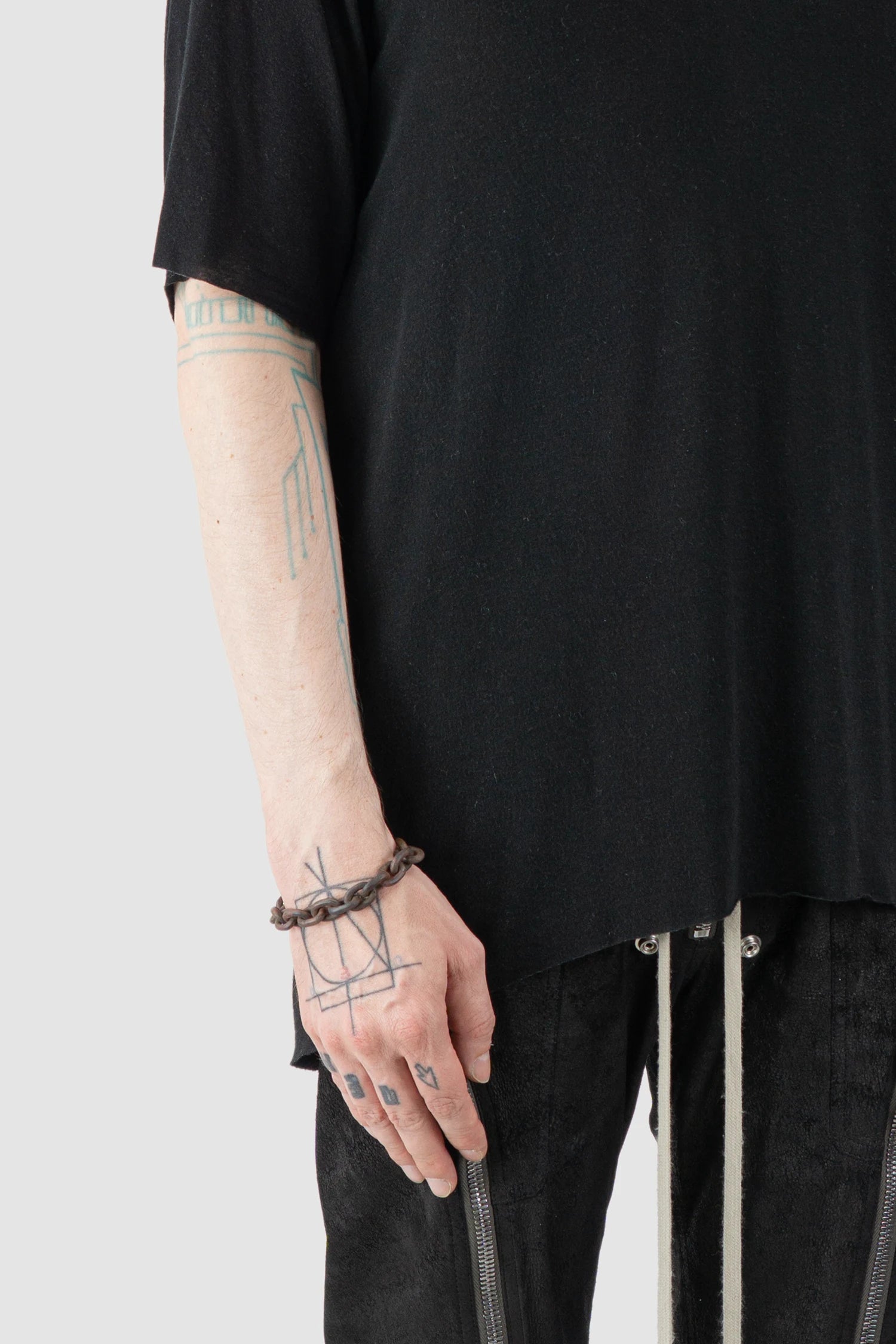 Parts of Four - Dirty Brass Toggle Chain Bracelet Extra Small Links - Model fit view - MONO-KROM Gallery Parts of Four - Dirty Brass Toggle Chain Bracelet Extra Small Links - Model fit view - MONO-KROM Gallery