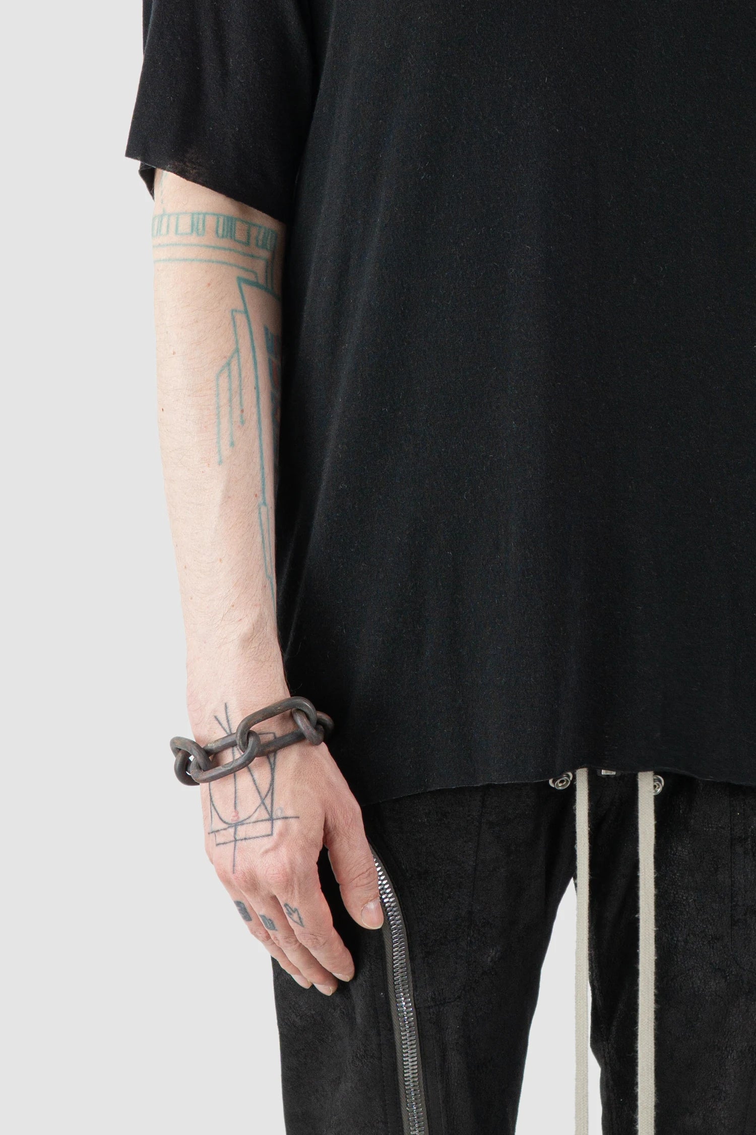 Parts of Four – Dirty Brass Toggle Chain Bracelet Medium Links - Model fit view - MONO-KROM Gallery Parts of Four – Dirty Brass Toggle Chain Bracelet Medium Links - Model fit view - MONO-KROM Gallery